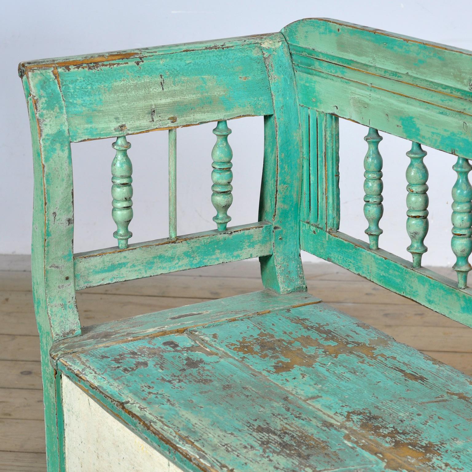 Banc en pin de Hongrie, vers 1900 État moyen - En vente à Amsterdam, Noord Holland