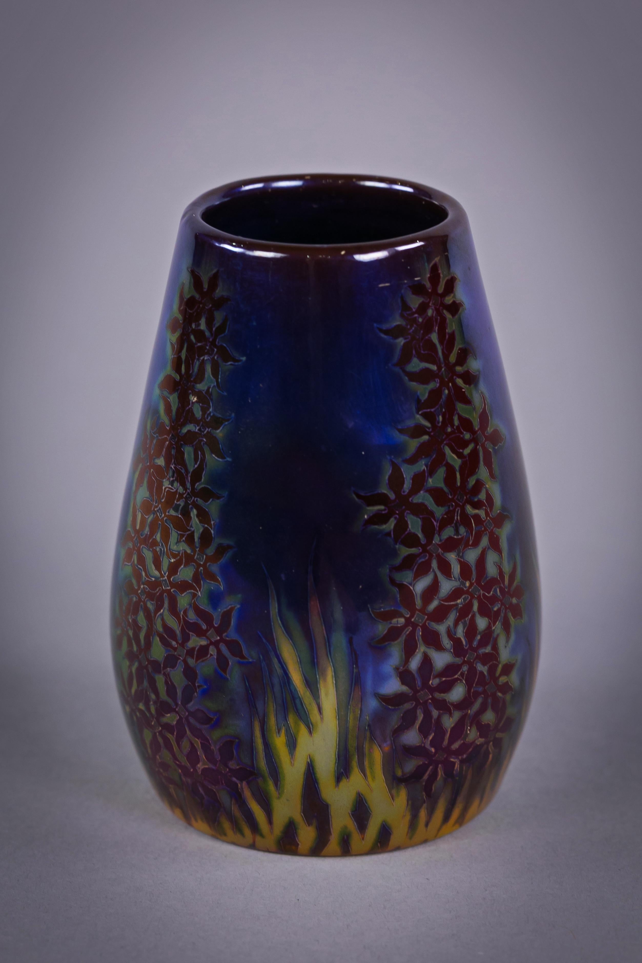 Vaso piccolo in porcellana ungherese smaltata all'eosina, Zsolnay, con marchi di fabbrica sulla base, circa 1900.