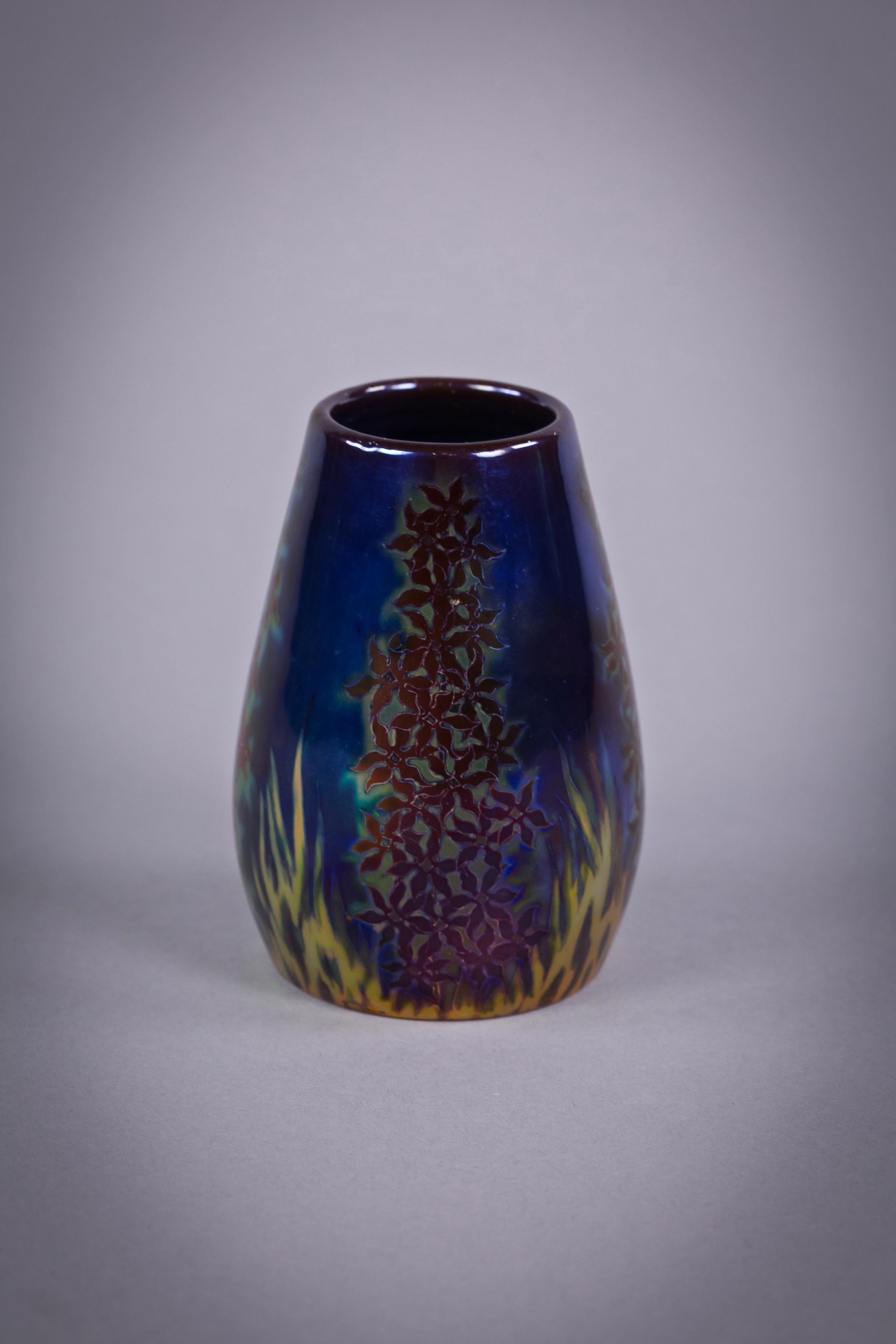 Kleine glasierte Vase aus ungarischem Porzellan von Eosin, Zsolnay, um 1900 (Ungarisch) im Angebot