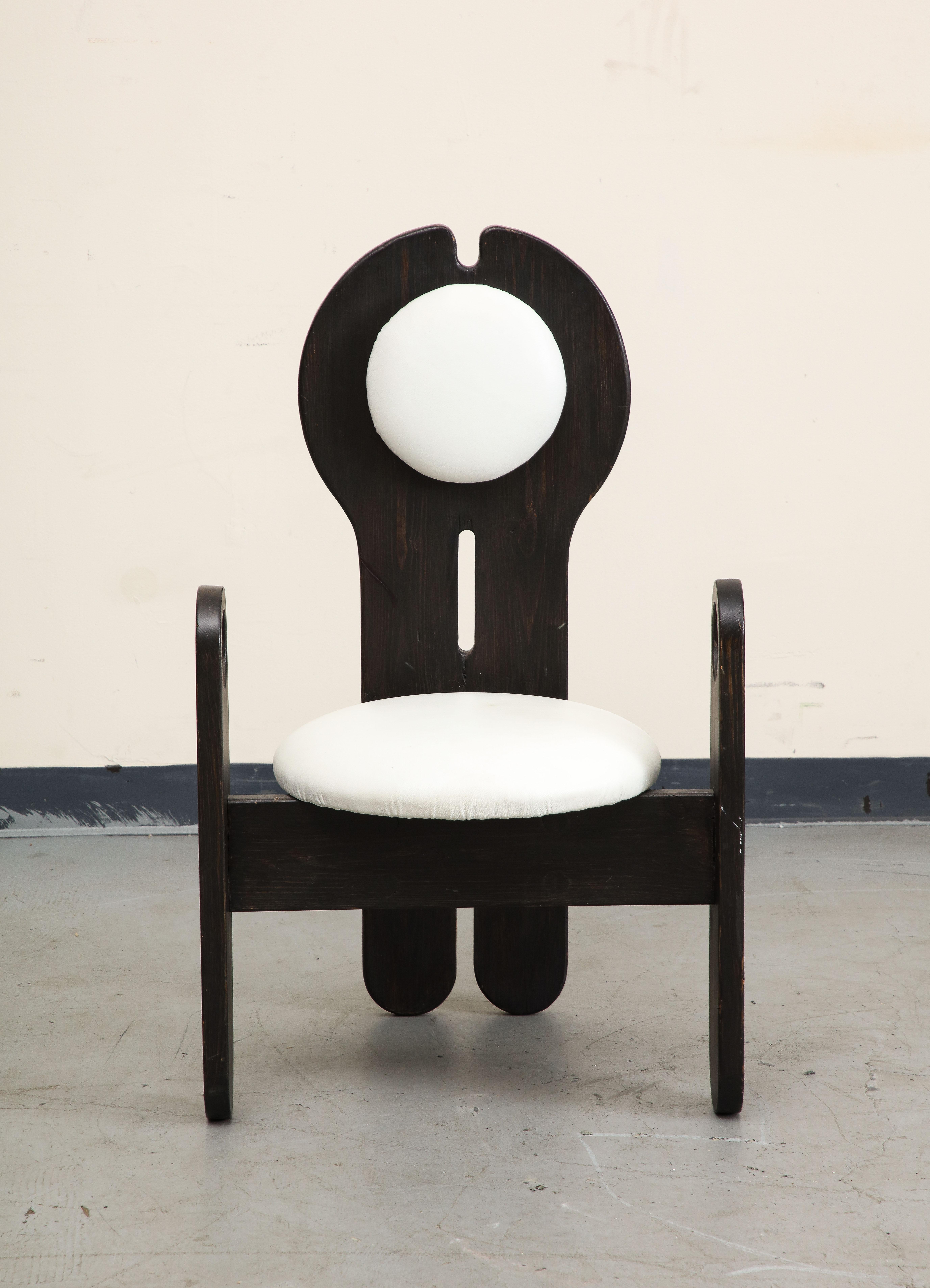 Ungarischer Studio Beistellstuhl von Szedleczky Design, 1960er Jahre. Schwarz lackierter Holzrahmen in organischer, stempelartiger Form mit einzigartigen runden Armlehnen. Kopfstütze und Sitz sind mit weißem Leder bezogen.