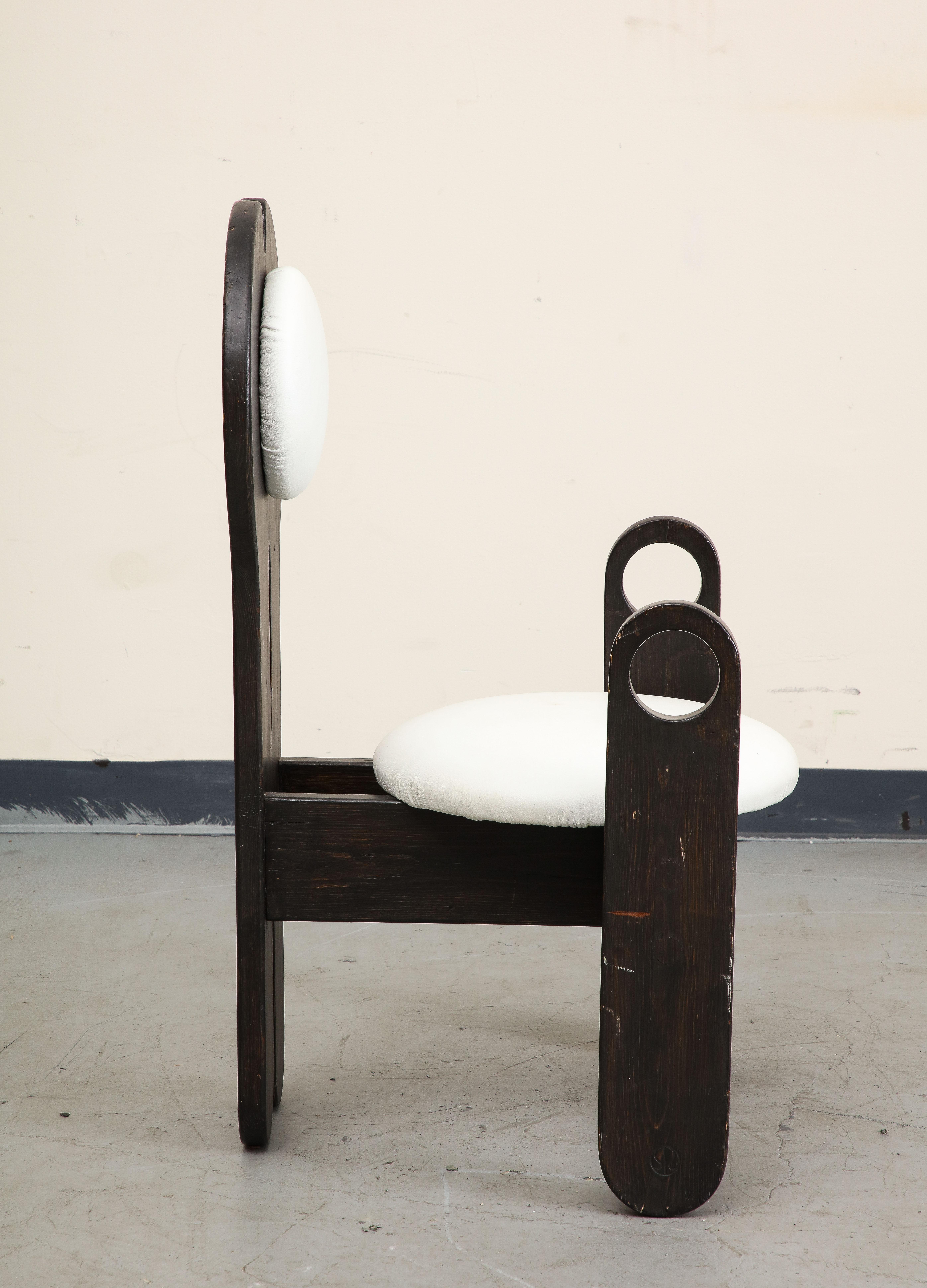 Ungarischer Studio-Beistellstuhl aus weißem Leder und Holz von Szedleczky Design, 1970er Jahre (Moderne der Mitte des Jahrhunderts) im Angebot
