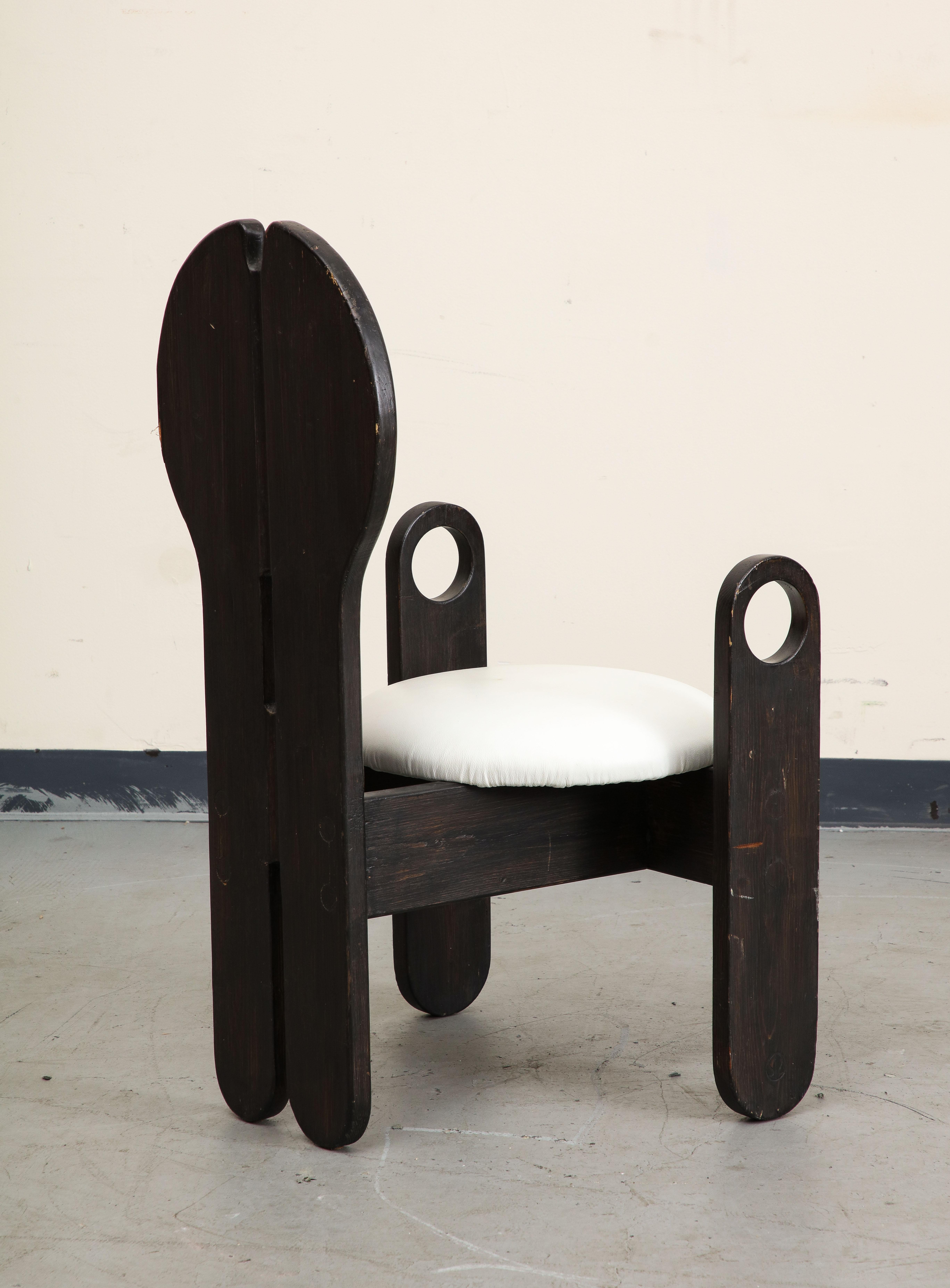 Ungarischer Studio-Beistellstuhl aus weißem Leder und Holz von Szedleczky Design, 1970er Jahre im Zustand „Gut“ im Angebot in Chicago, IL
