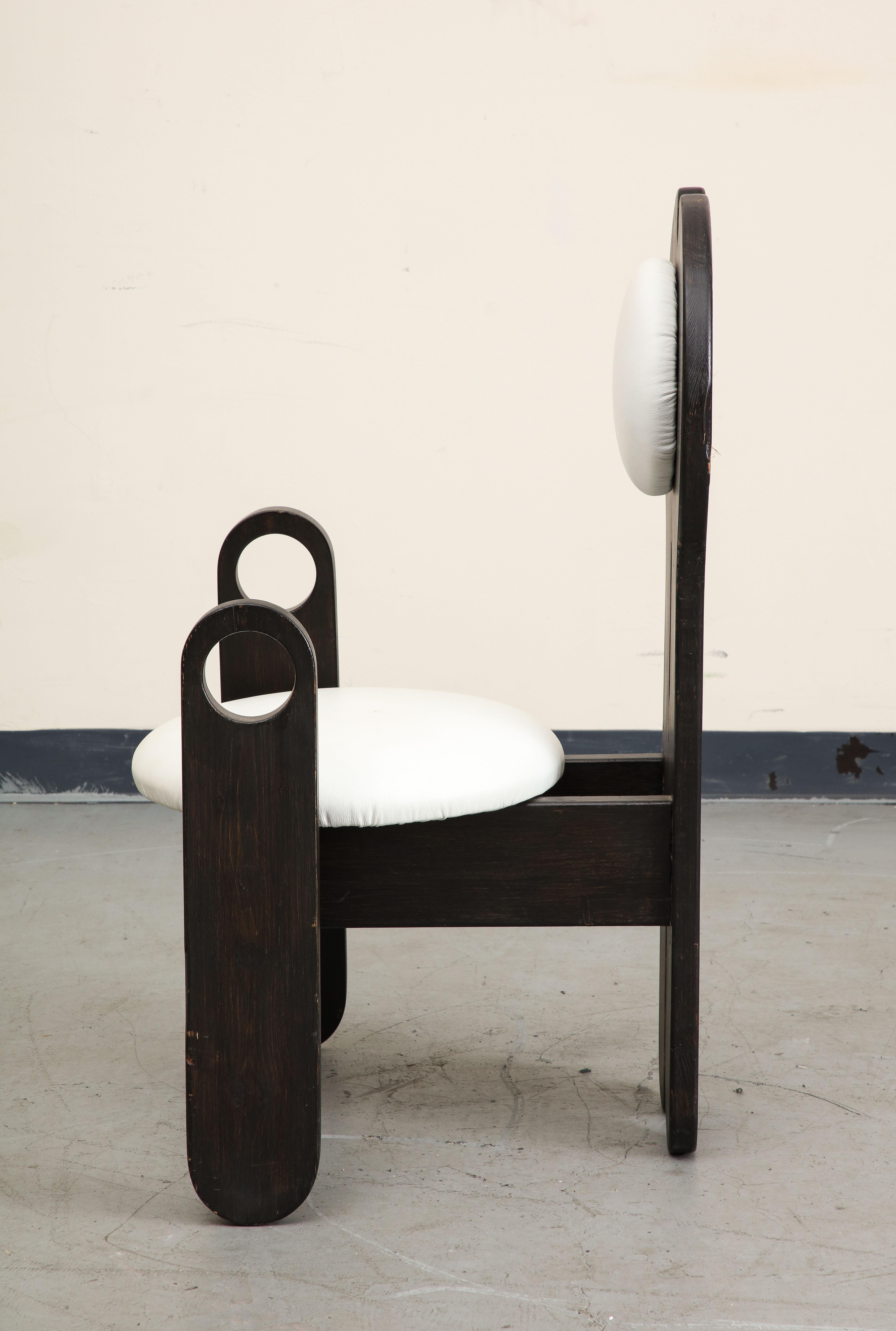 Ungarischer Studio-Beistellstuhl aus weißem Leder und Holz von Szedleczky Design, 1970er Jahre (Polster) im Angebot