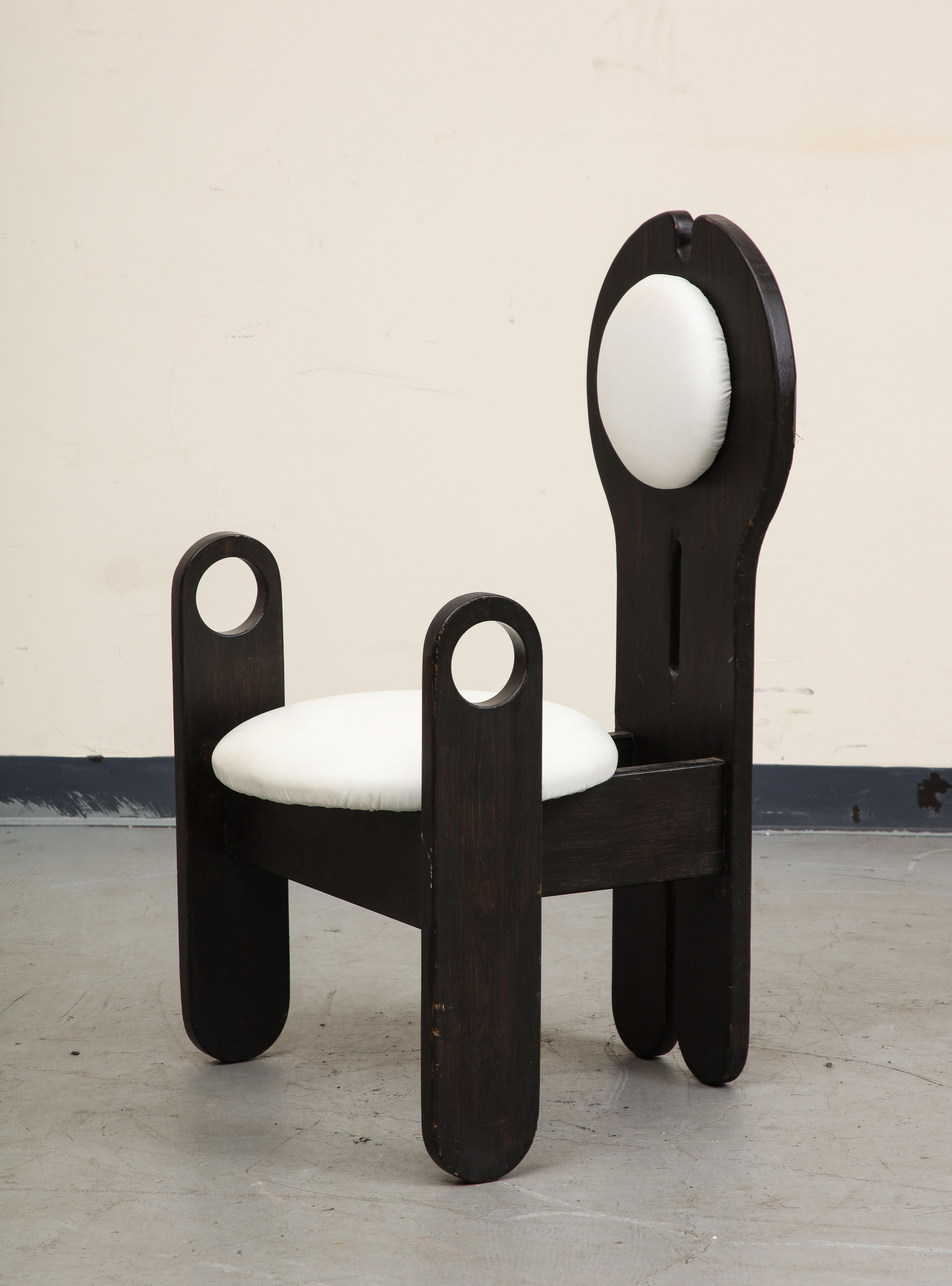 Ungarischer Studio-Beistellstuhl aus weißem Leder und Holz von Szedleczky Design, 1970er Jahre im Angebot 1