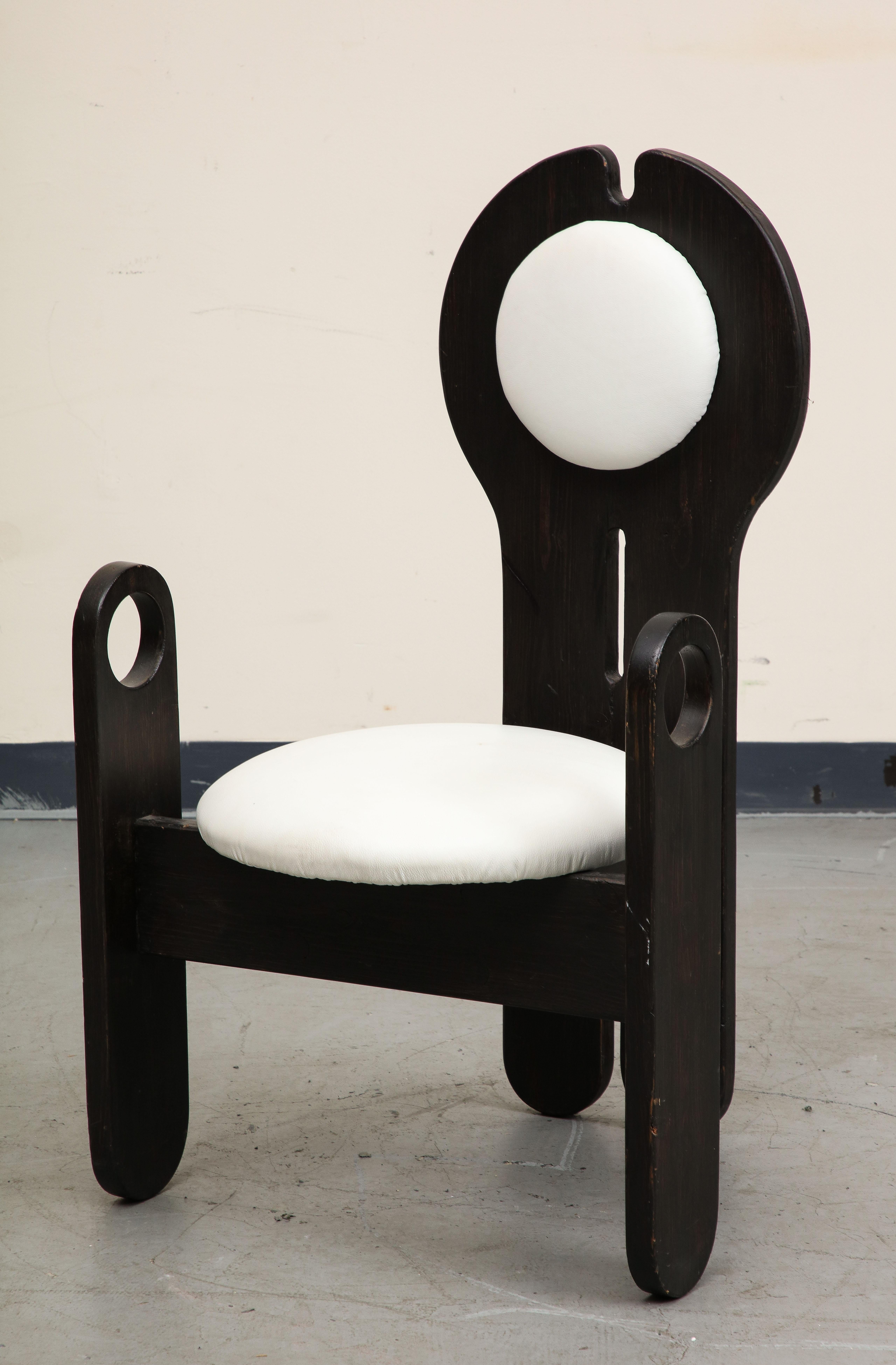 Ungarischer Studio-Beistellstuhl aus weißem Leder und Holz von Szedleczky Design, 1970er Jahre im Angebot 2