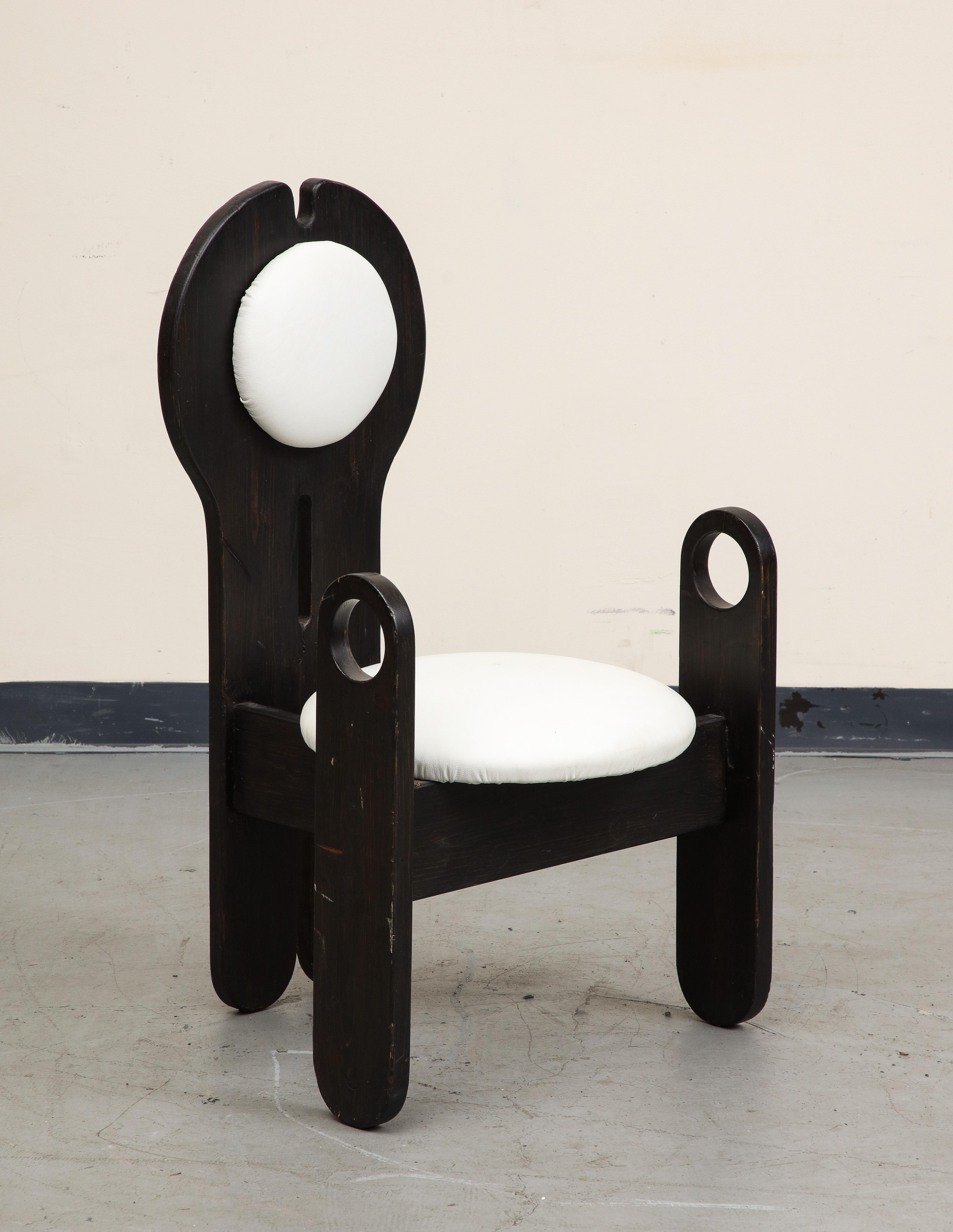 Ungarischer Studio-Beistellstuhl aus weißem Leder und Holz von Szedleczky Design, 1970er Jahre im Angebot 3