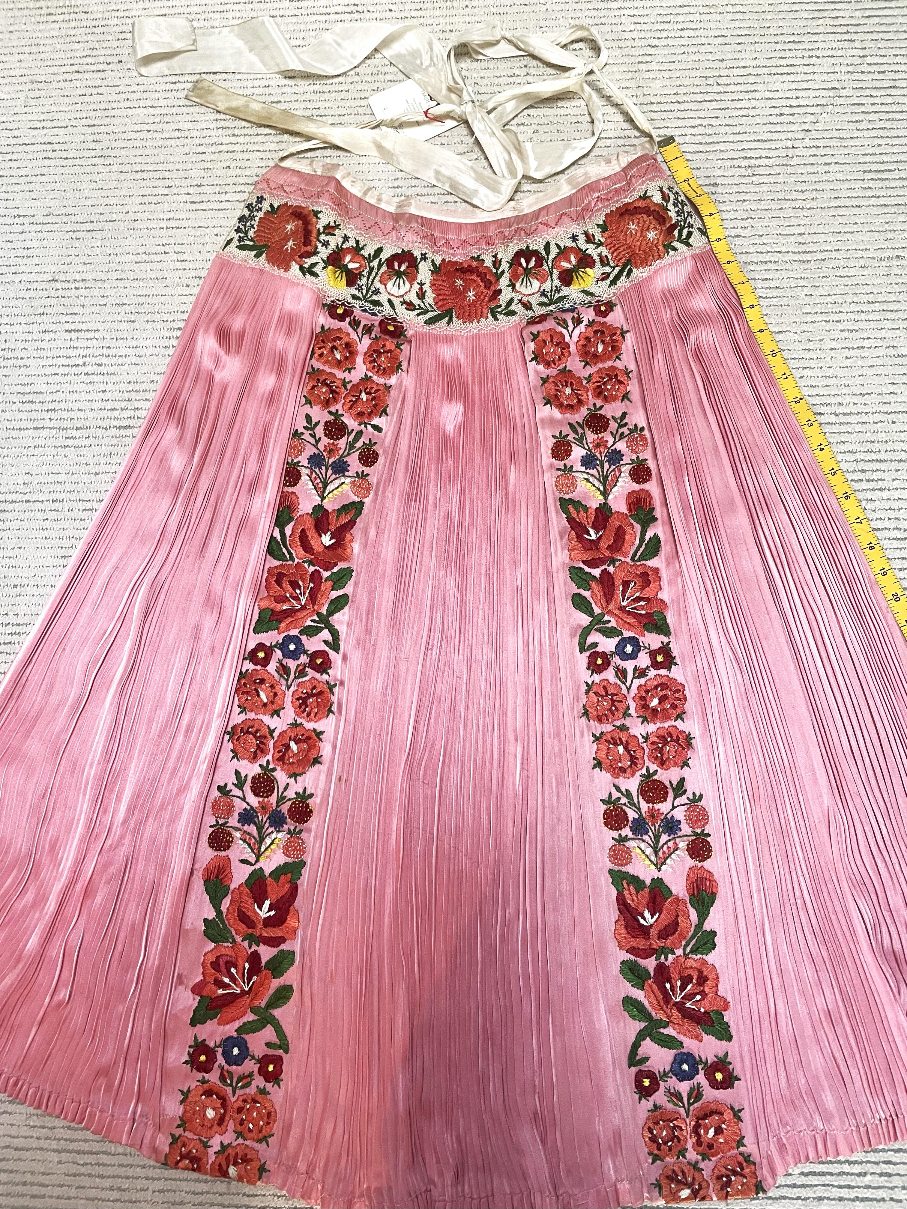Hungarian traditional Apron, embroiderd by hand in the 1950s, Hungary In Good Condition In Stuttgart, DE