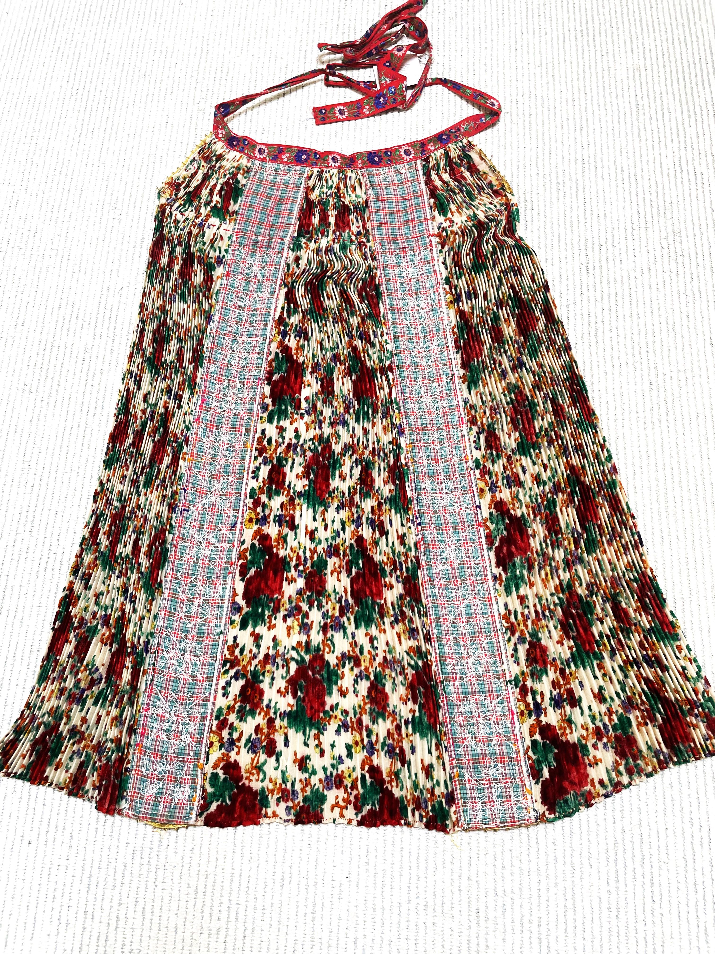  Hungarian traditional Shirt and Apron, embroiderd by hand with pealrs, 1940s For Sale 10