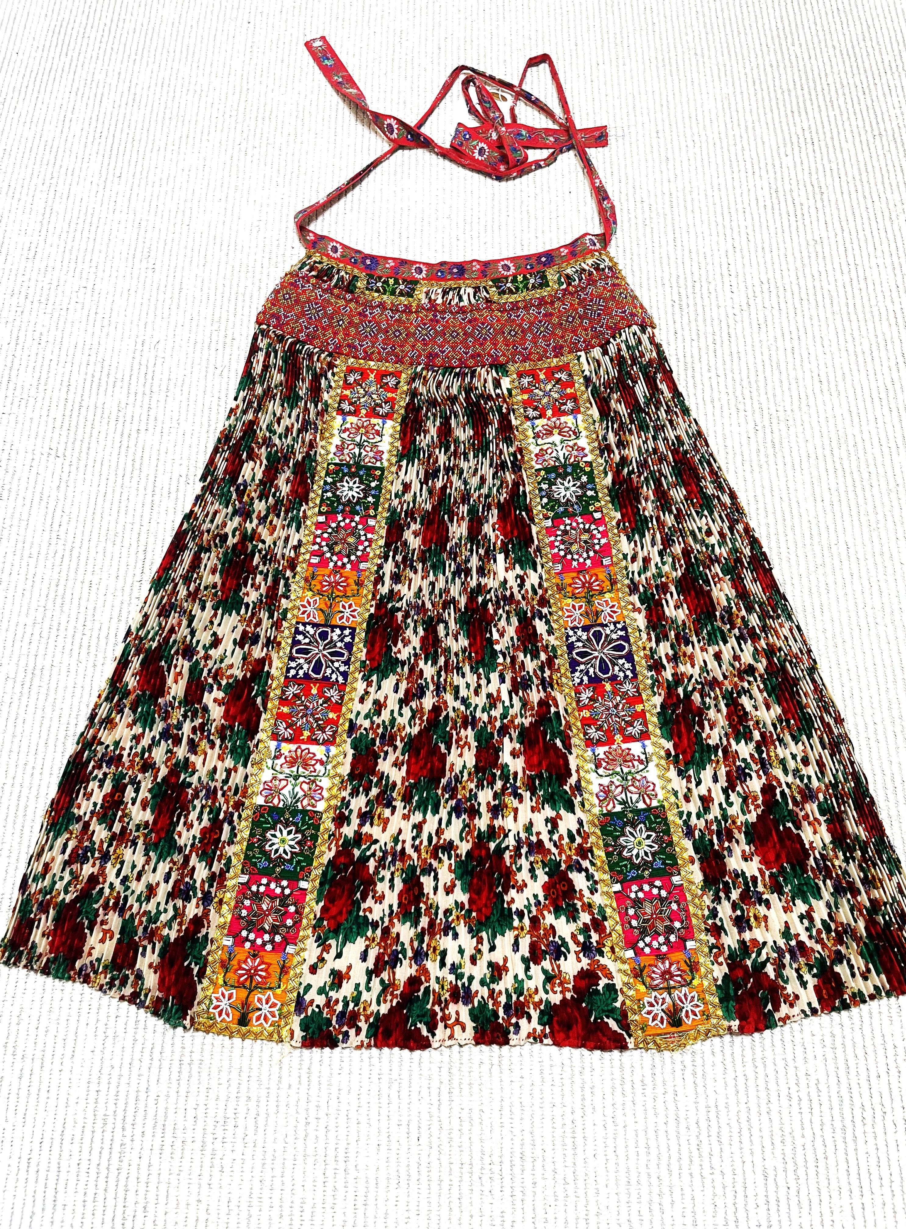  Hungarian traditional Shirt and Apron, embroiderd by hand with pealrs, 1940s For Sale 1