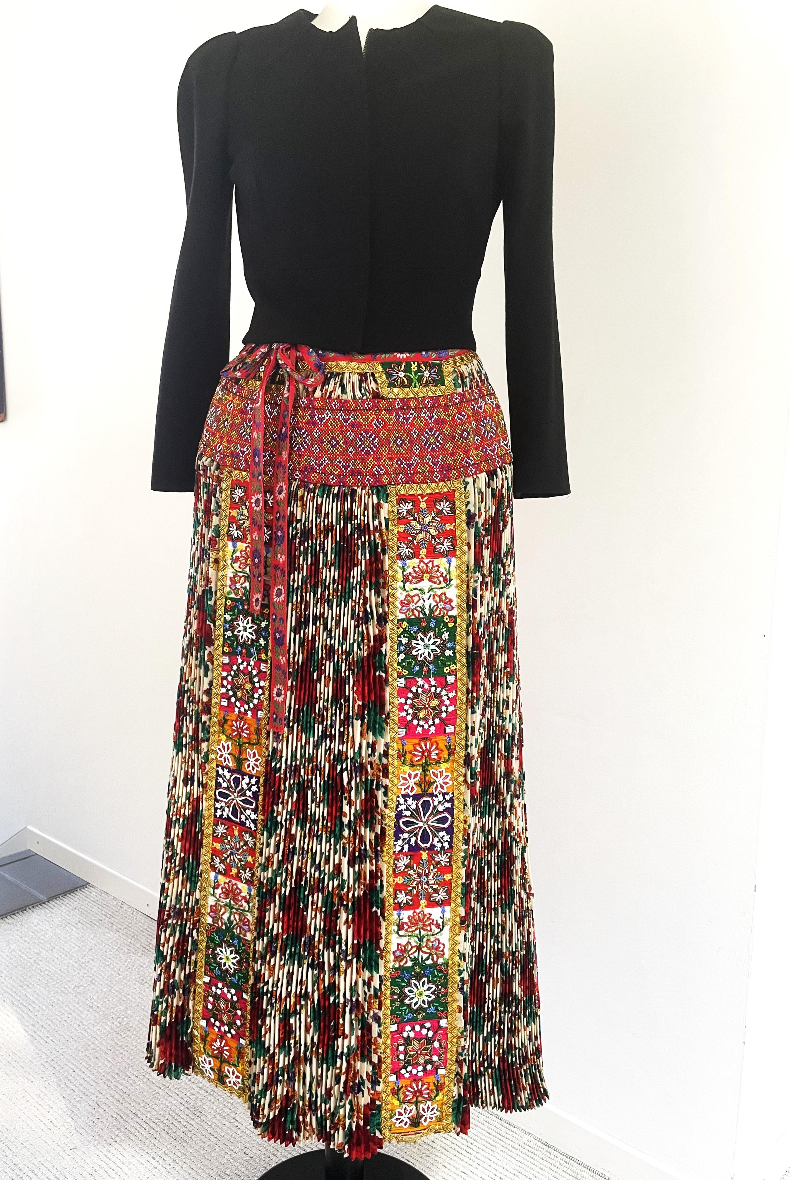 Hungarian traditional Shirt and Apron, embroiderd by hand with pealrs, 1940s For Sale 2