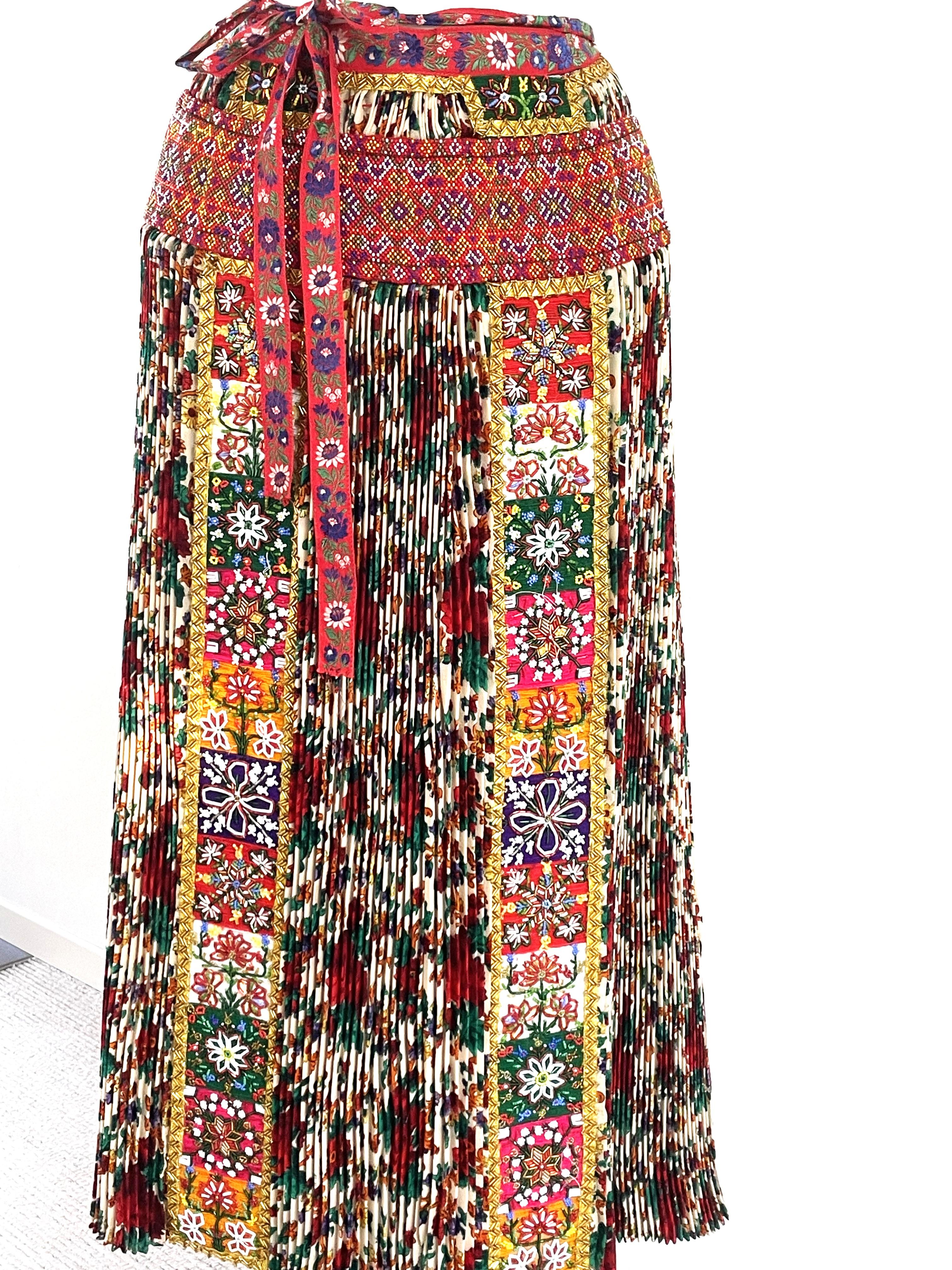  Hungarian traditional Shirt and Apron, embroiderd by hand with pealrs, 1940s For Sale 3