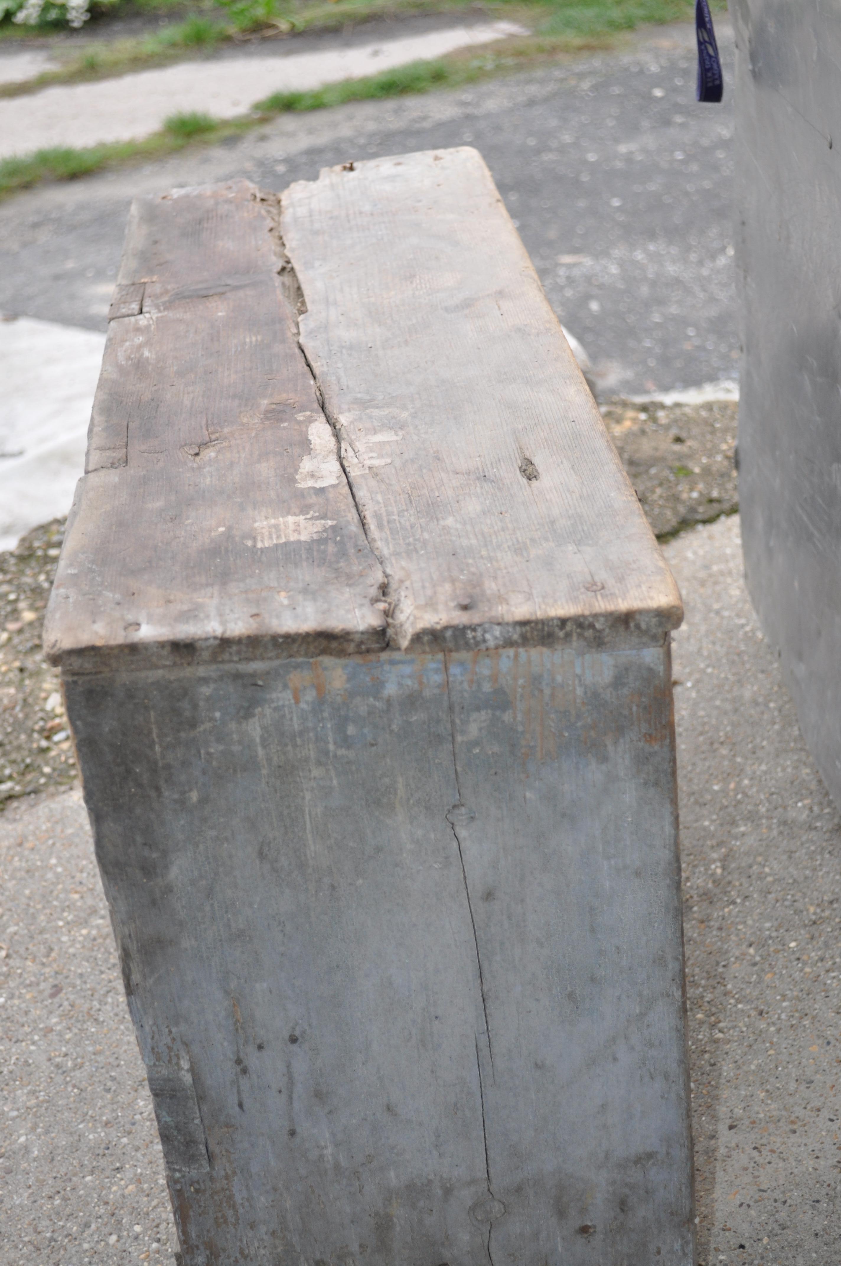 Hungarian Water Bench with Worn Patina In Good Condition For Sale In Lábatlan, HU