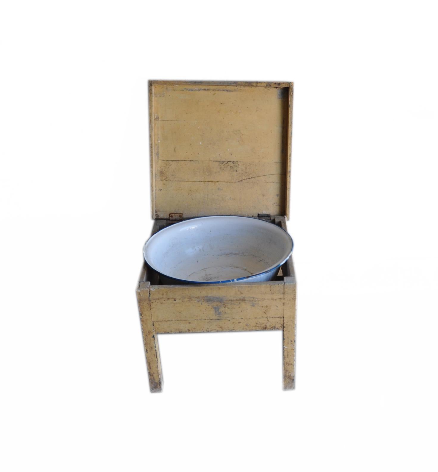 Antique hand painted washstand
This is a beautiful piece.
Ocher wooden wash stand. In original state, very nice condition.
     