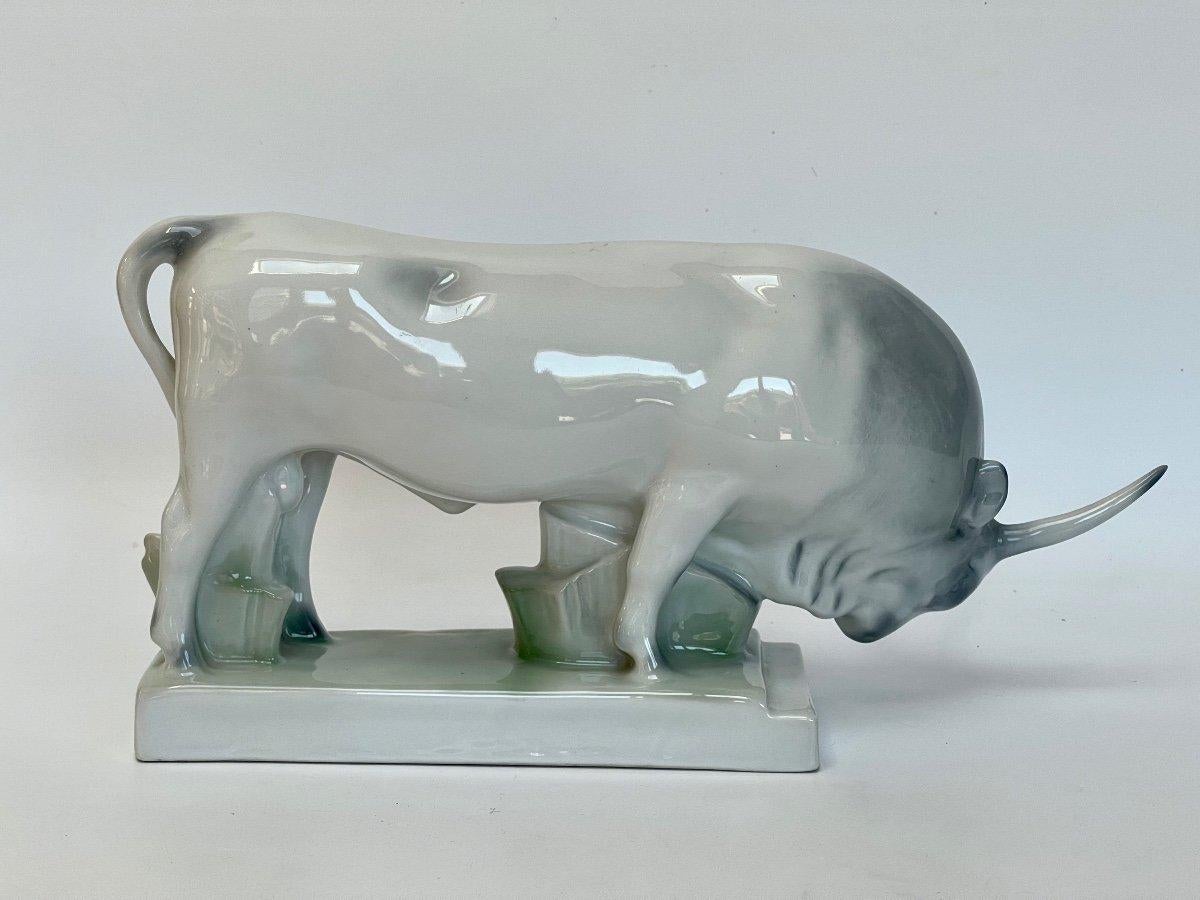 Art déco Hongrie Bull en porcelaine du milieu du siècle dernier aux couleurs gris-vert clair et doux de Zsolnay en vente