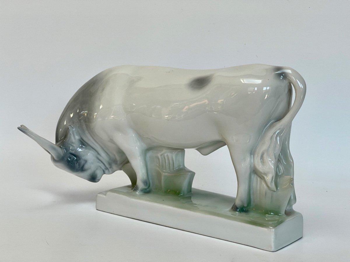 Hongrois Hongrie Bull en porcelaine du milieu du siècle dernier aux couleurs gris-vert clair et doux de Zsolnay en vente