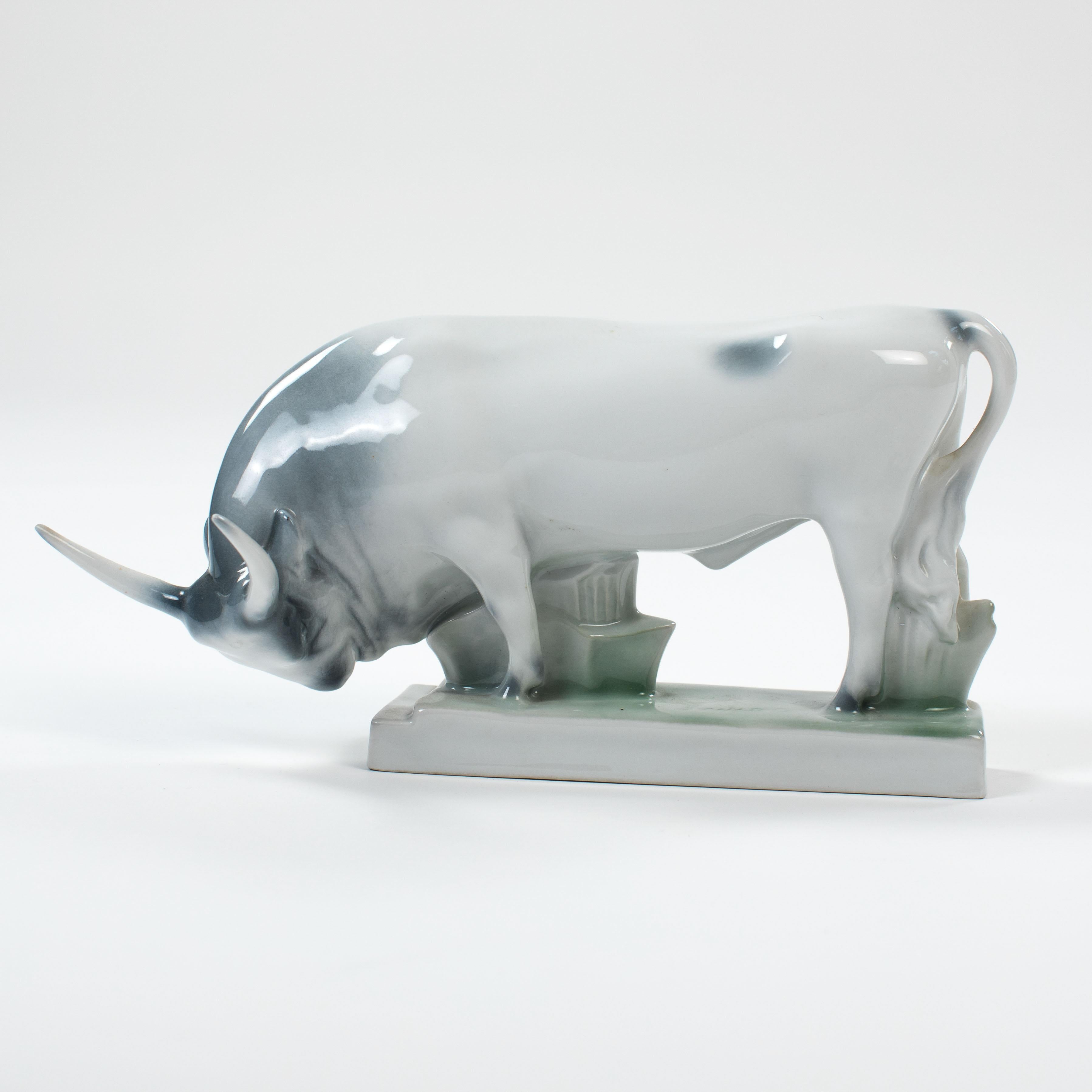Ungarn, Porzellan Stier aus der Mitte des Jahrhunderts in weichen hellgrau-grünen Farben von Zsolnay (Art déco) im Angebot