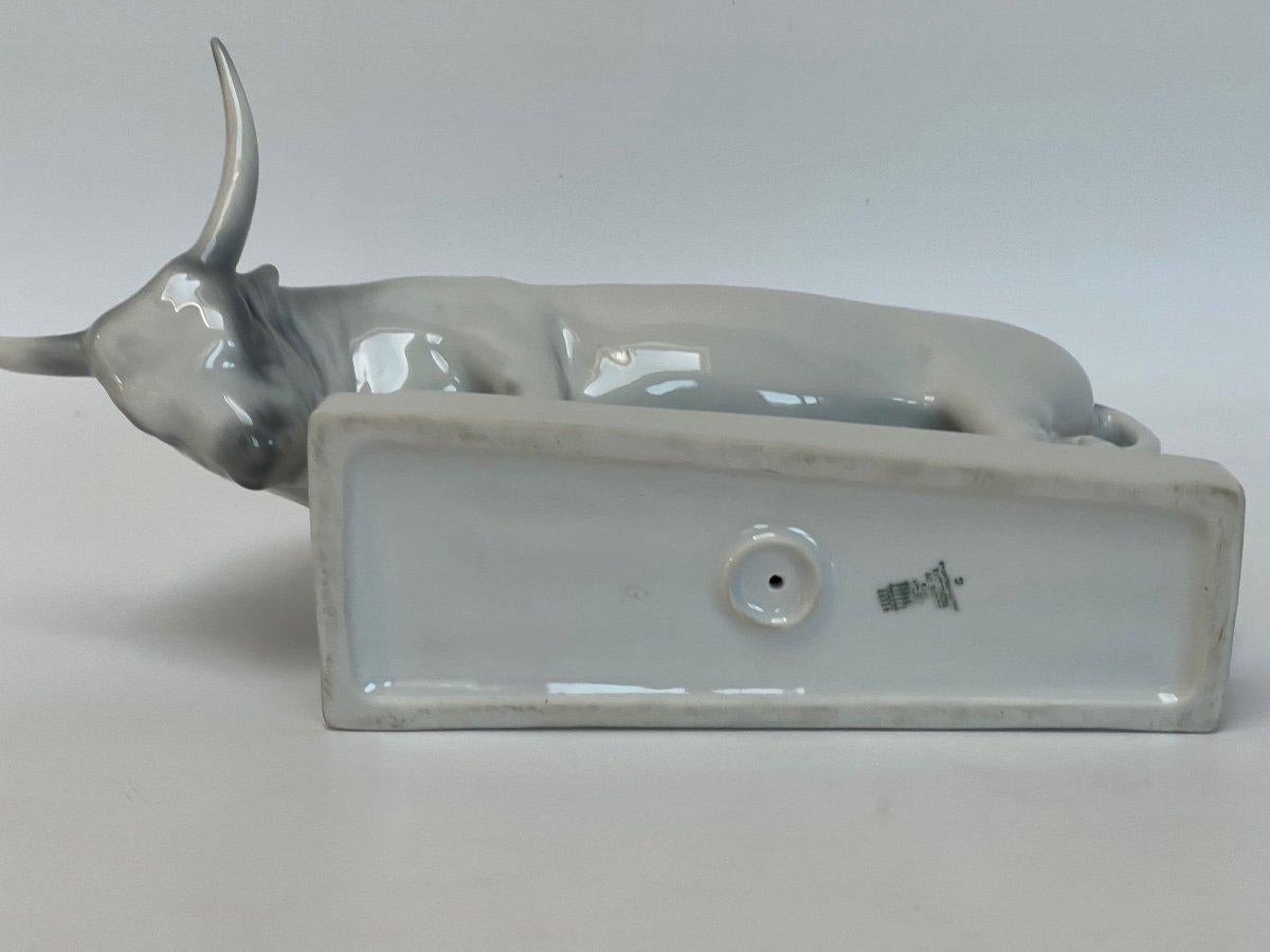 Hungary Mid-Century Porcelain Bull in Soft Light Grey-Green Colors by Zsolnay In Good Condition For Sale In Salzburg, AT