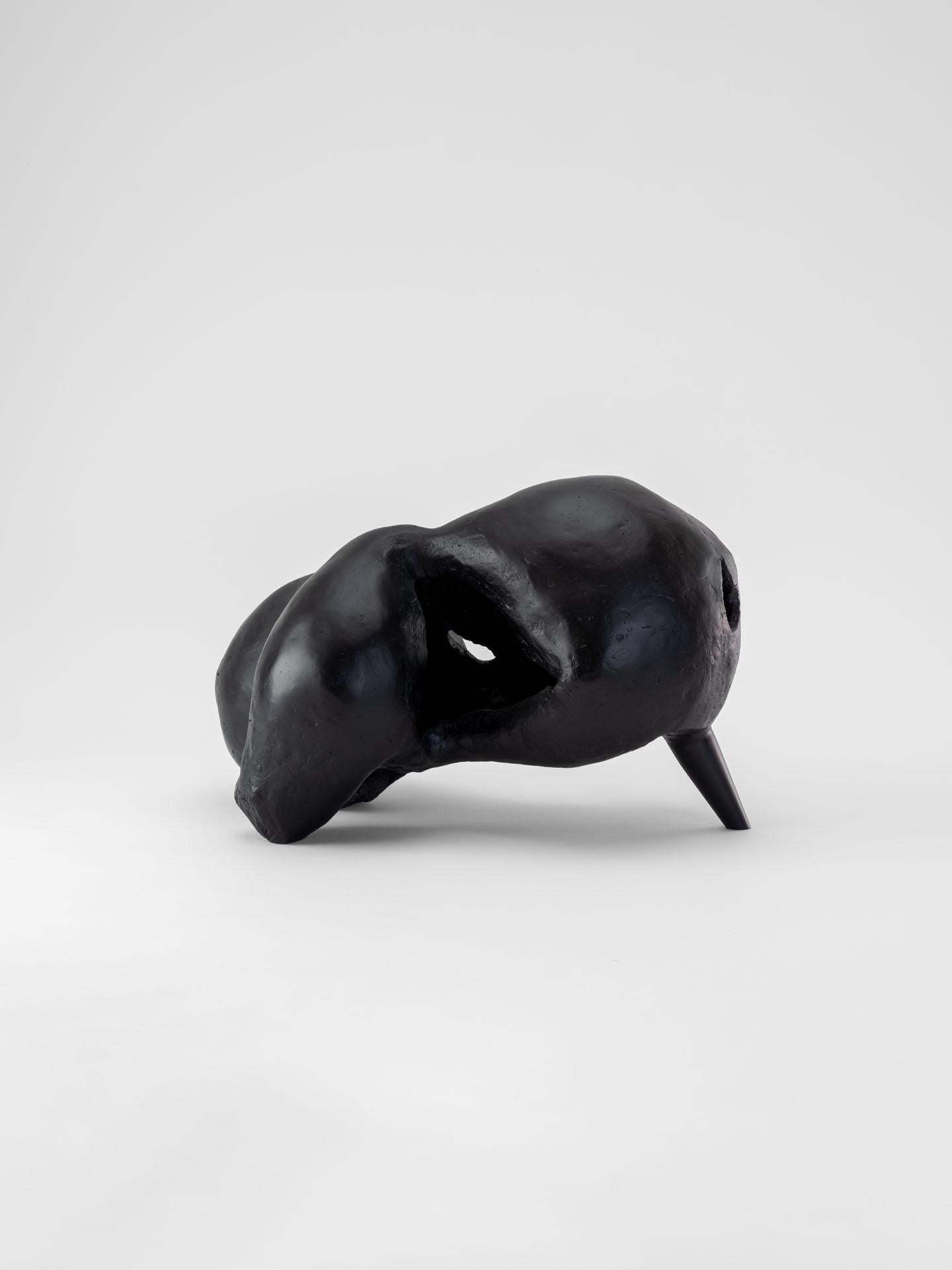 Hambre, escultura contemporánea de aluminio fundido anodizado negro Moderno en venta