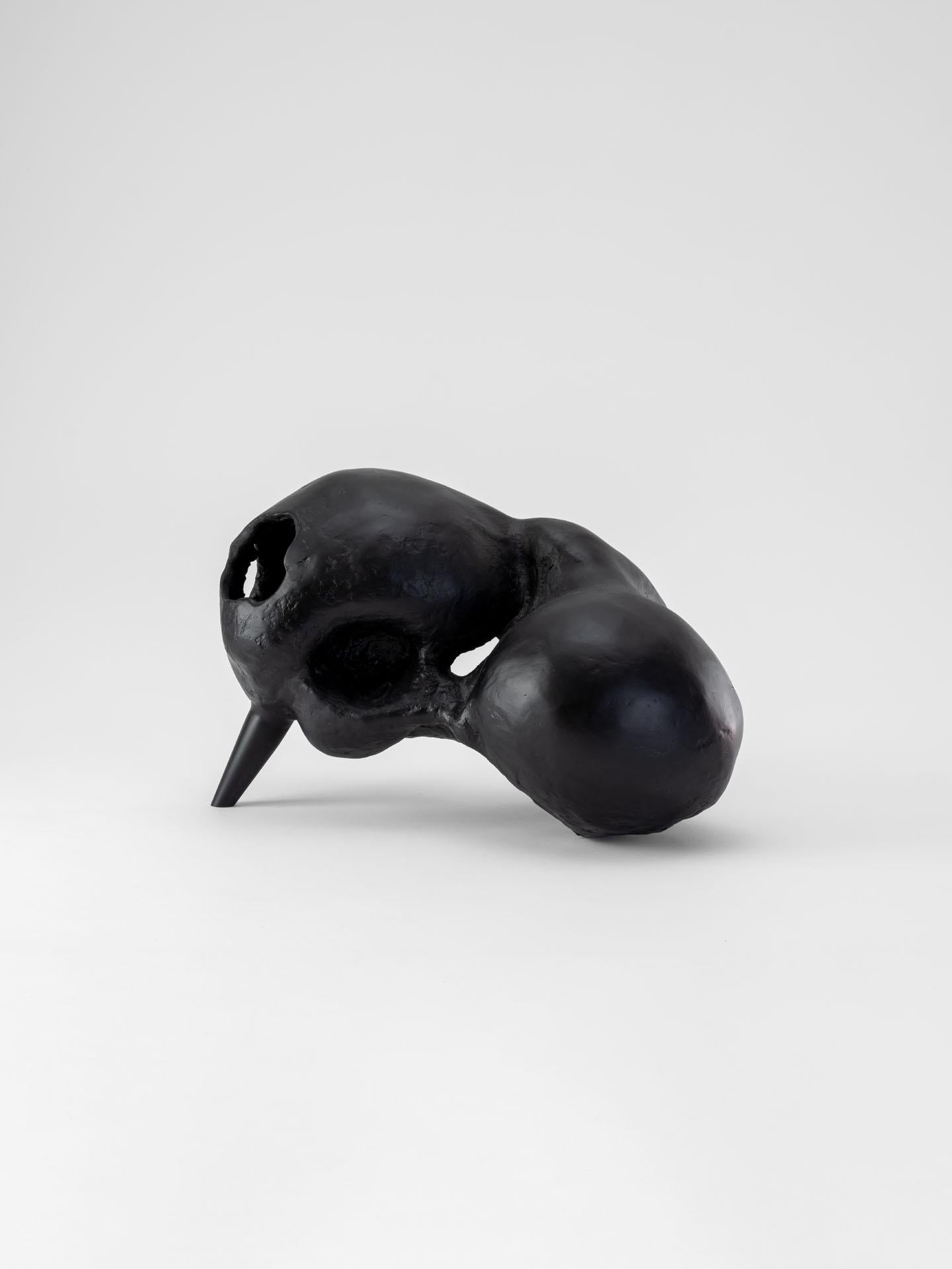 Hambre, escultura contemporánea de aluminio fundido anodizado negro Italiano en venta