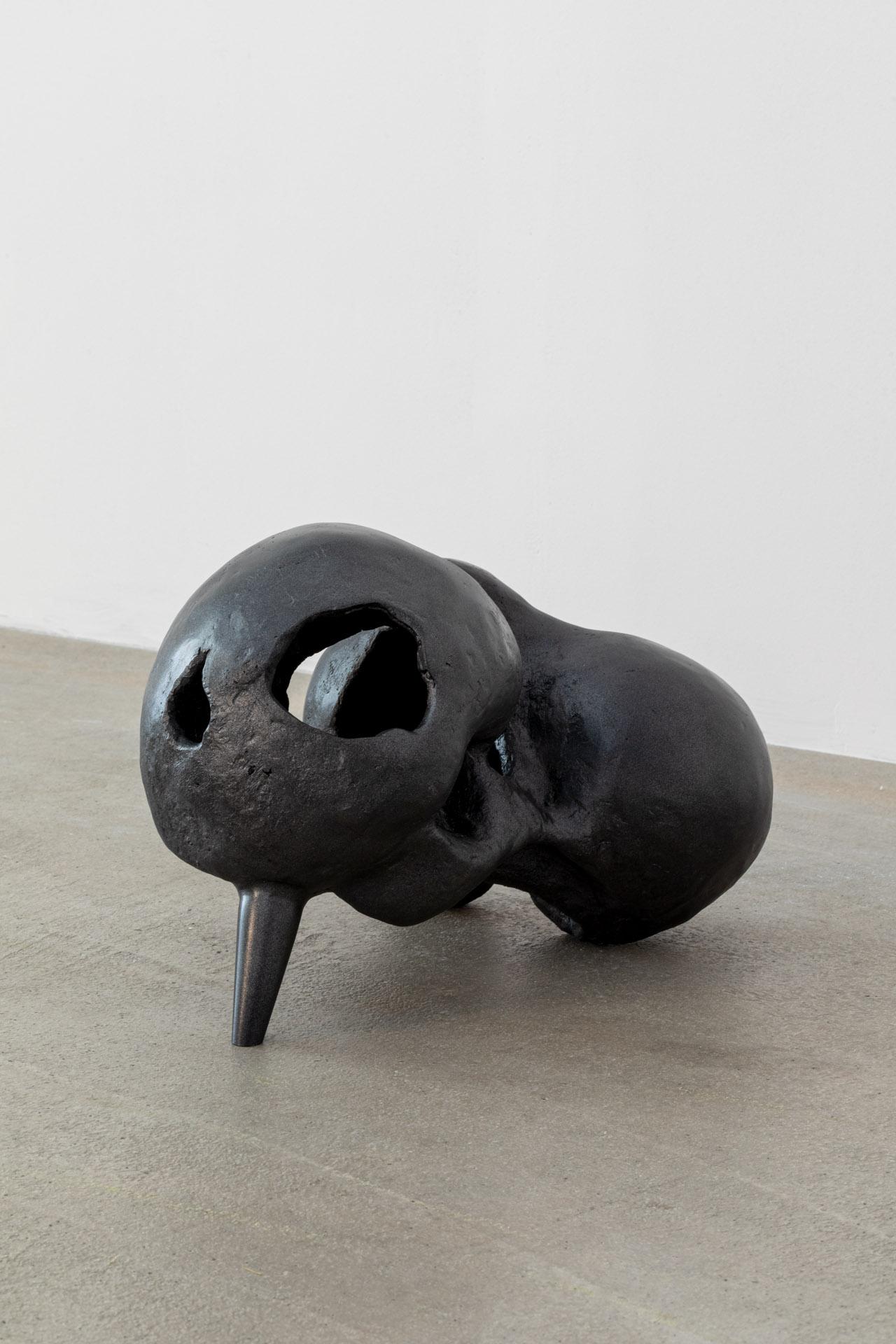 Hambre, escultura contemporánea de aluminio fundido anodizado negro Vaciado en venta