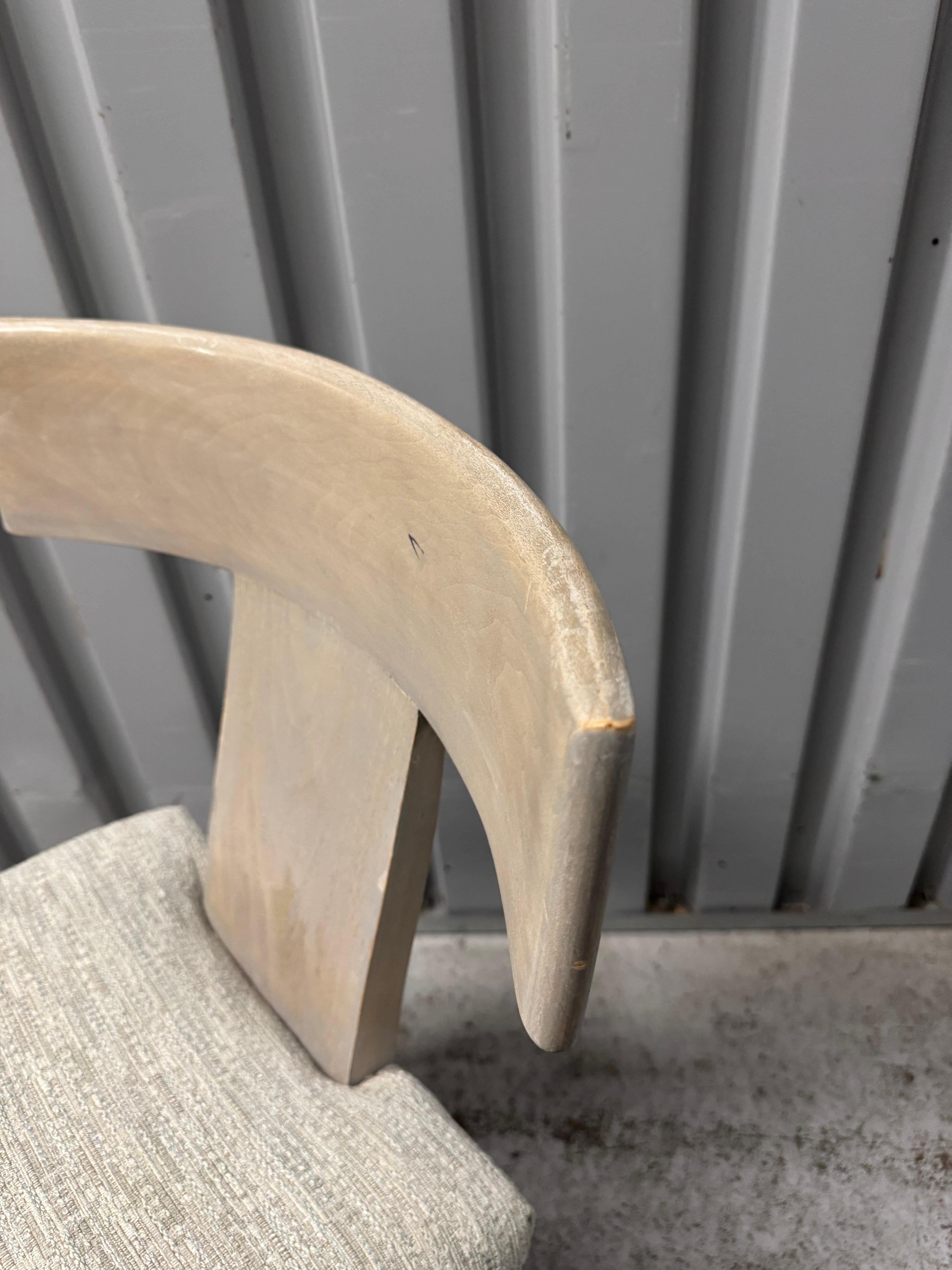 Esszimmerstuhl im Klismos-Stil mit gepolstertem Sitz und Nagelkopfverzierung. Der Stuhlrahmen ist aus massivem Eichenholz gefertigt. 