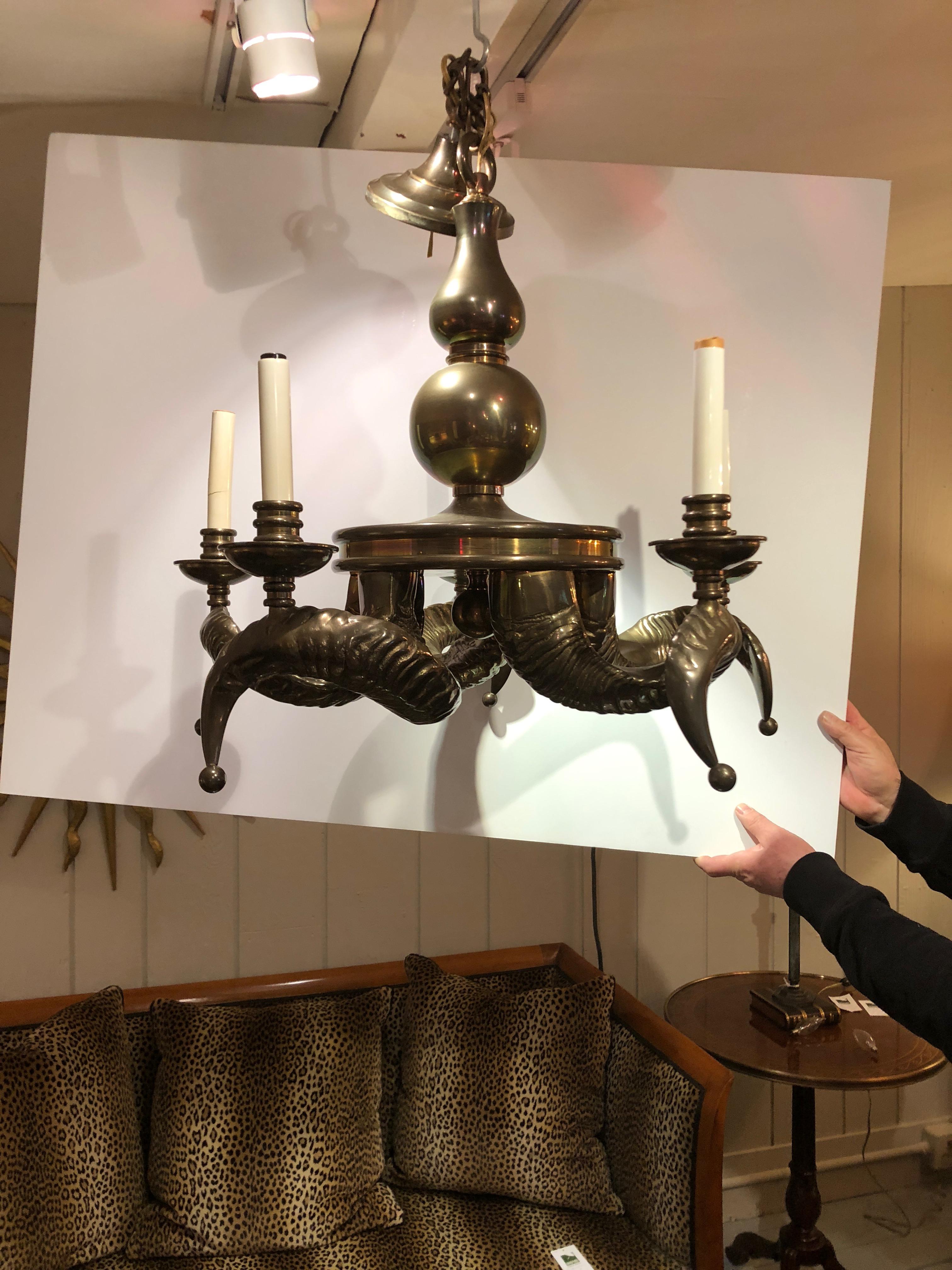 Ram Horn Motiffe-Kronleuchter aus massivem Messing, klobig im Angebot 4