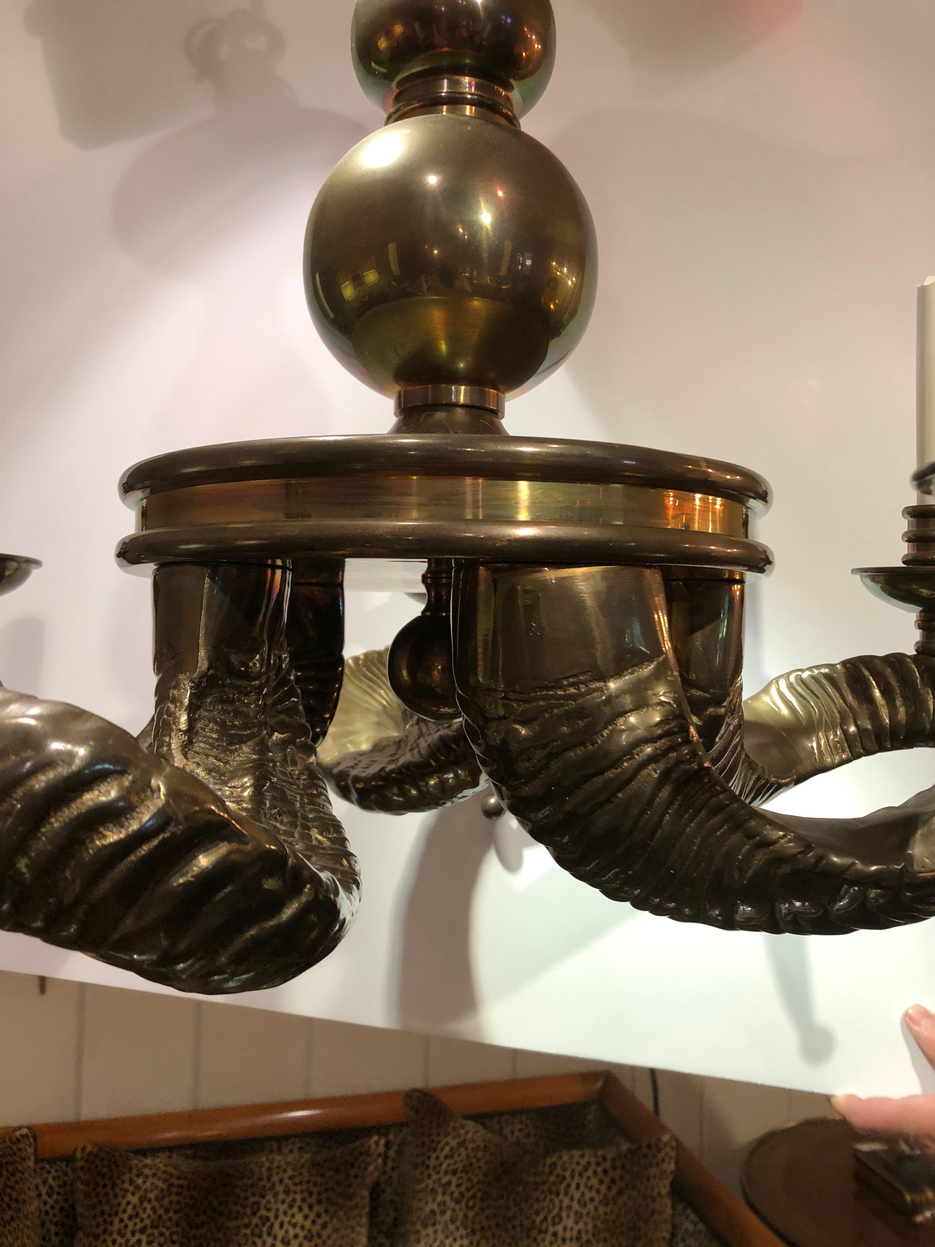 Ram Horn Motiffe-Kronleuchter aus massivem Messing, klobig im Angebot 5