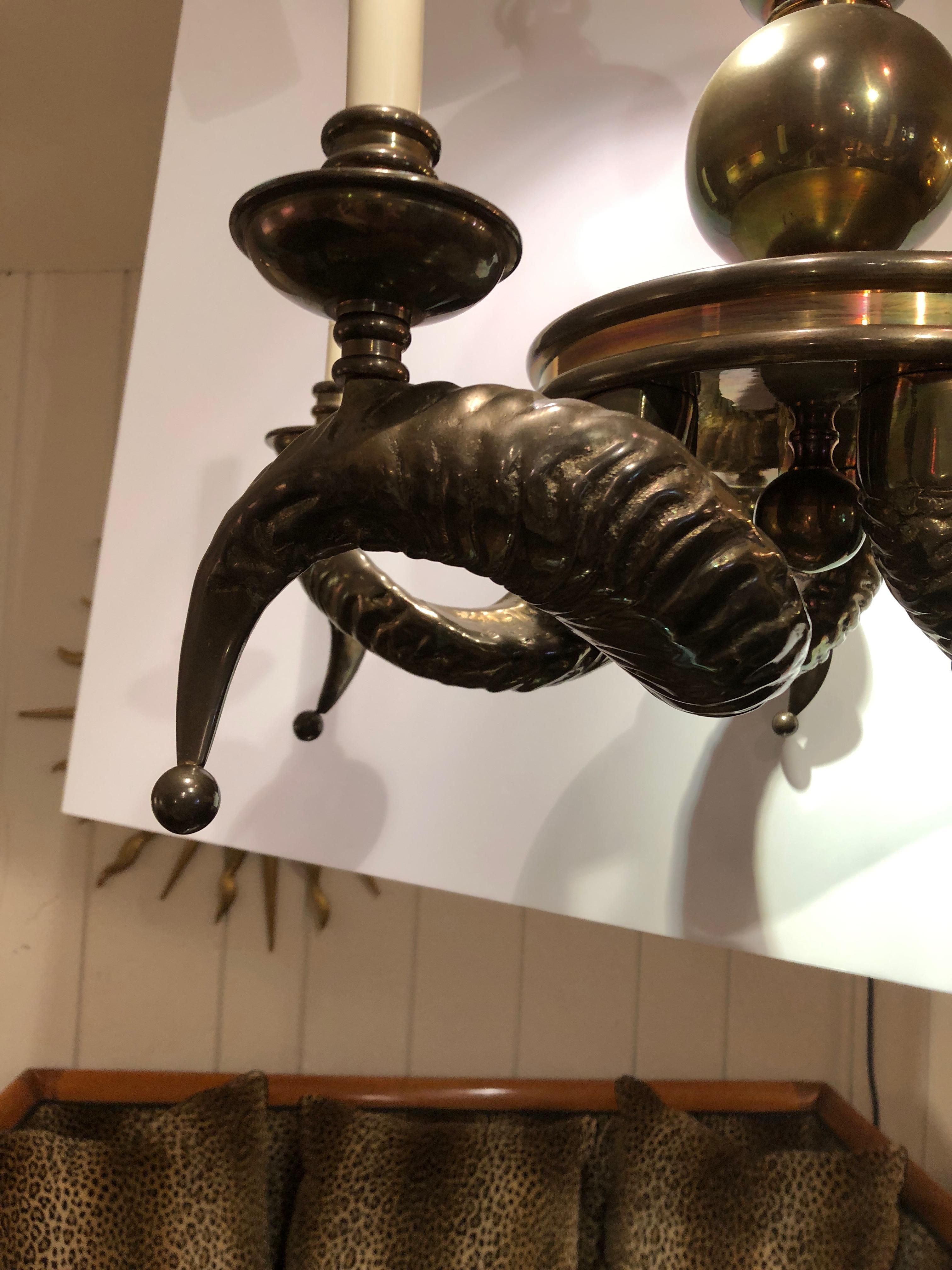 Ram Horn Motiffe-Kronleuchter aus massivem Messing, klobig im Angebot 6