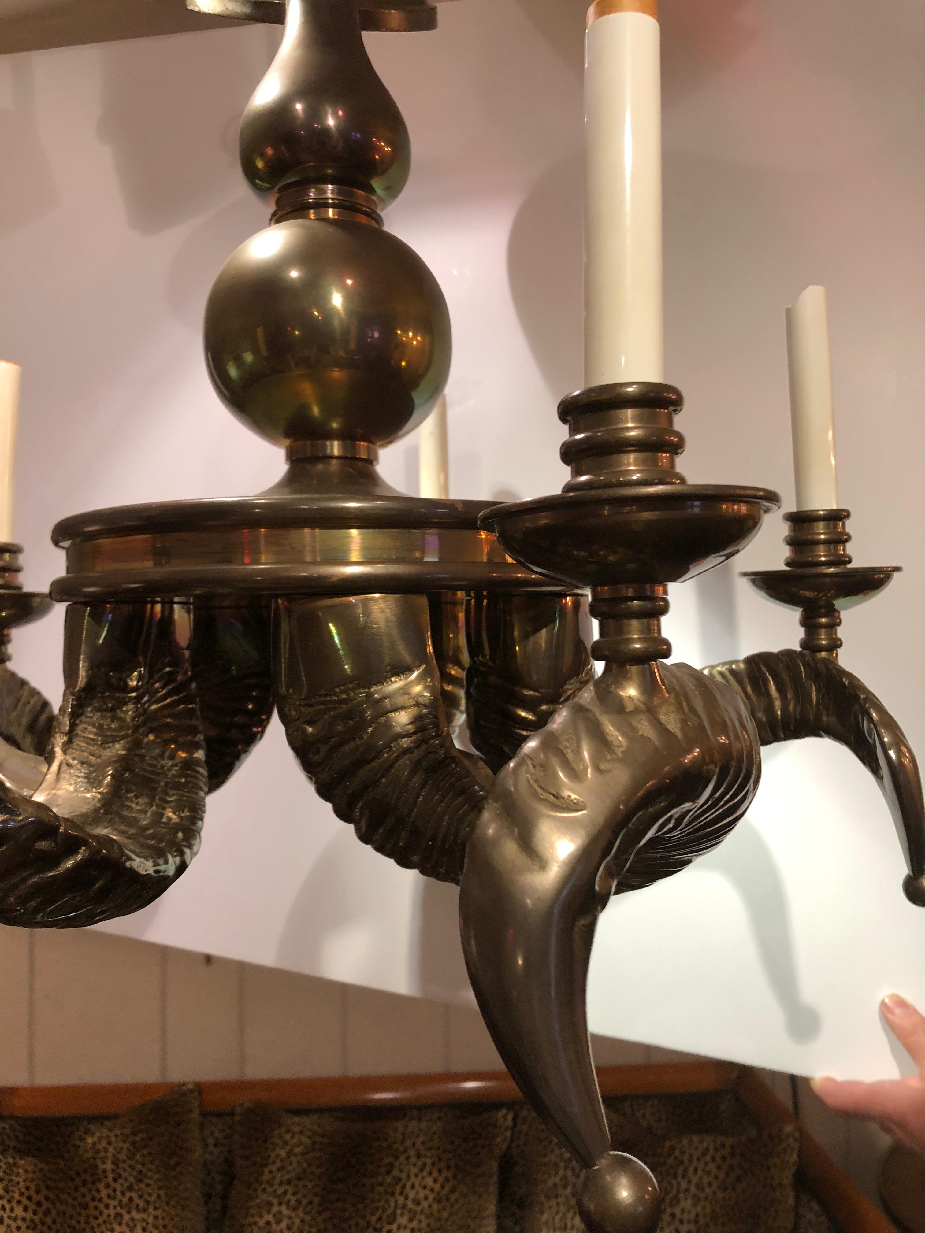 Ram Horn Motiffe-Kronleuchter aus massivem Messing, klobig im Angebot 7