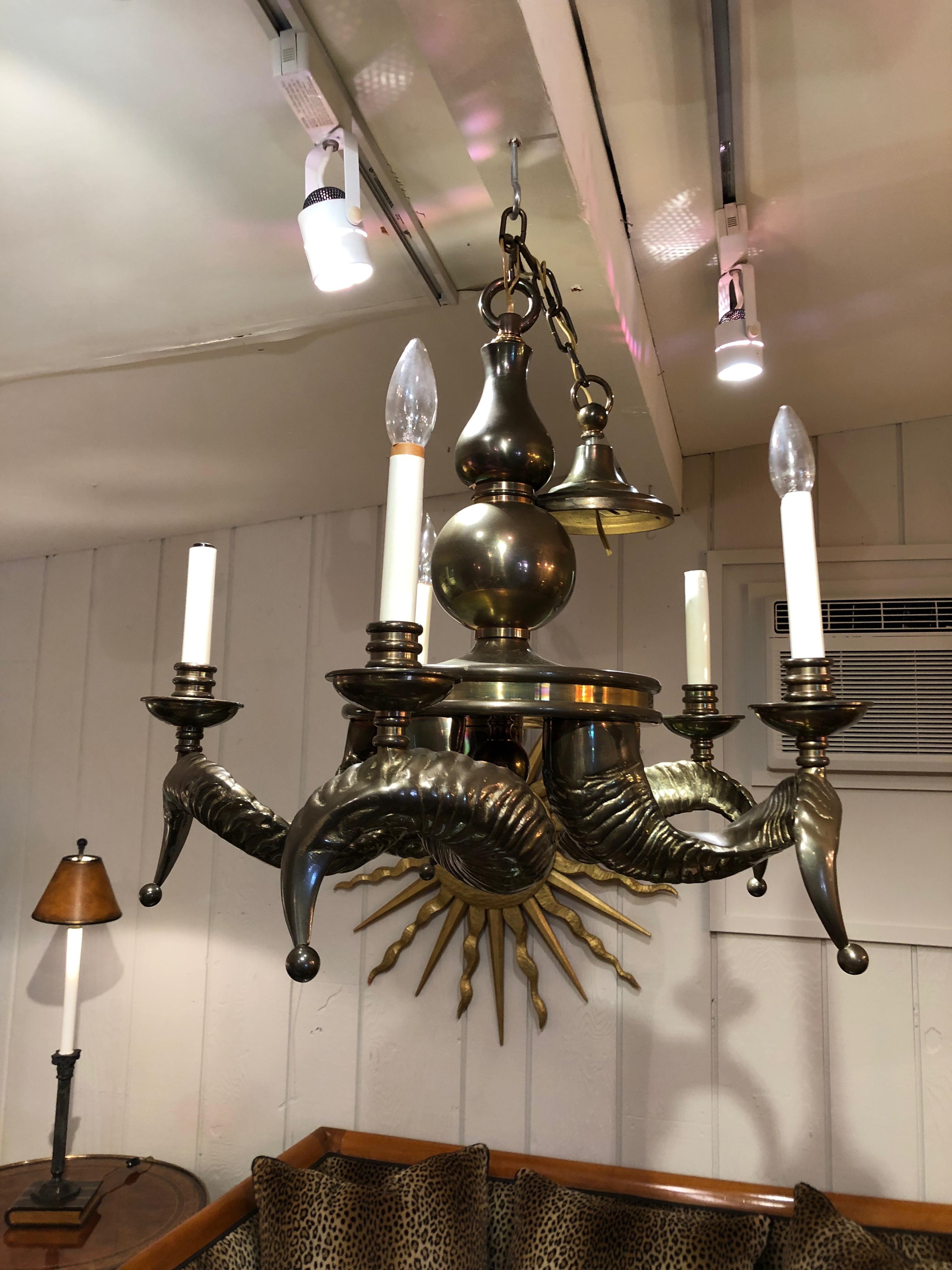 Ram Horn Motiffe-Kronleuchter aus massivem Messing, klobig (Hollywood Regency) im Angebot