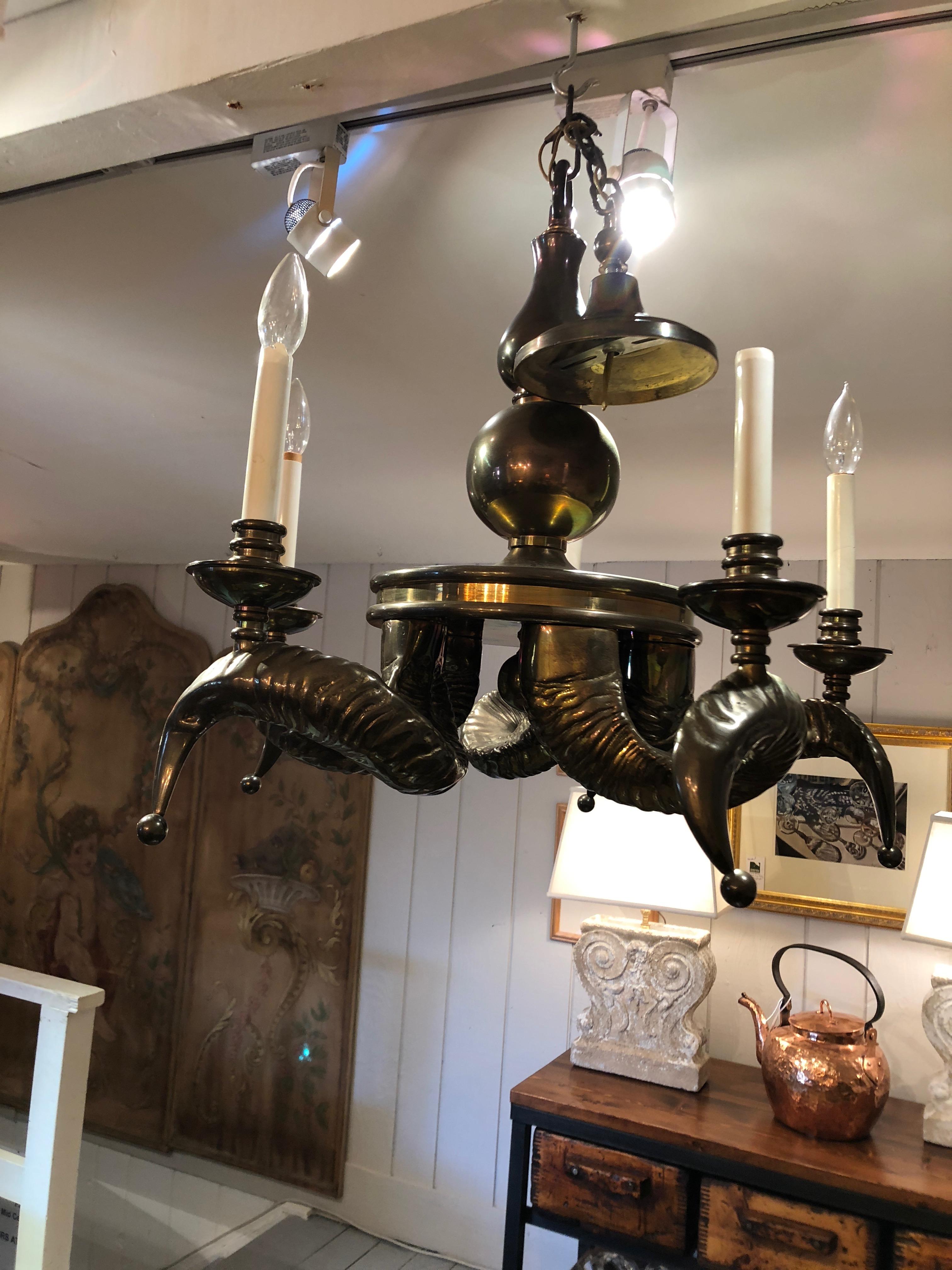 Ram Horn Motiffe-Kronleuchter aus massivem Messing, klobig (Ende des 20. Jahrhunderts) im Angebot