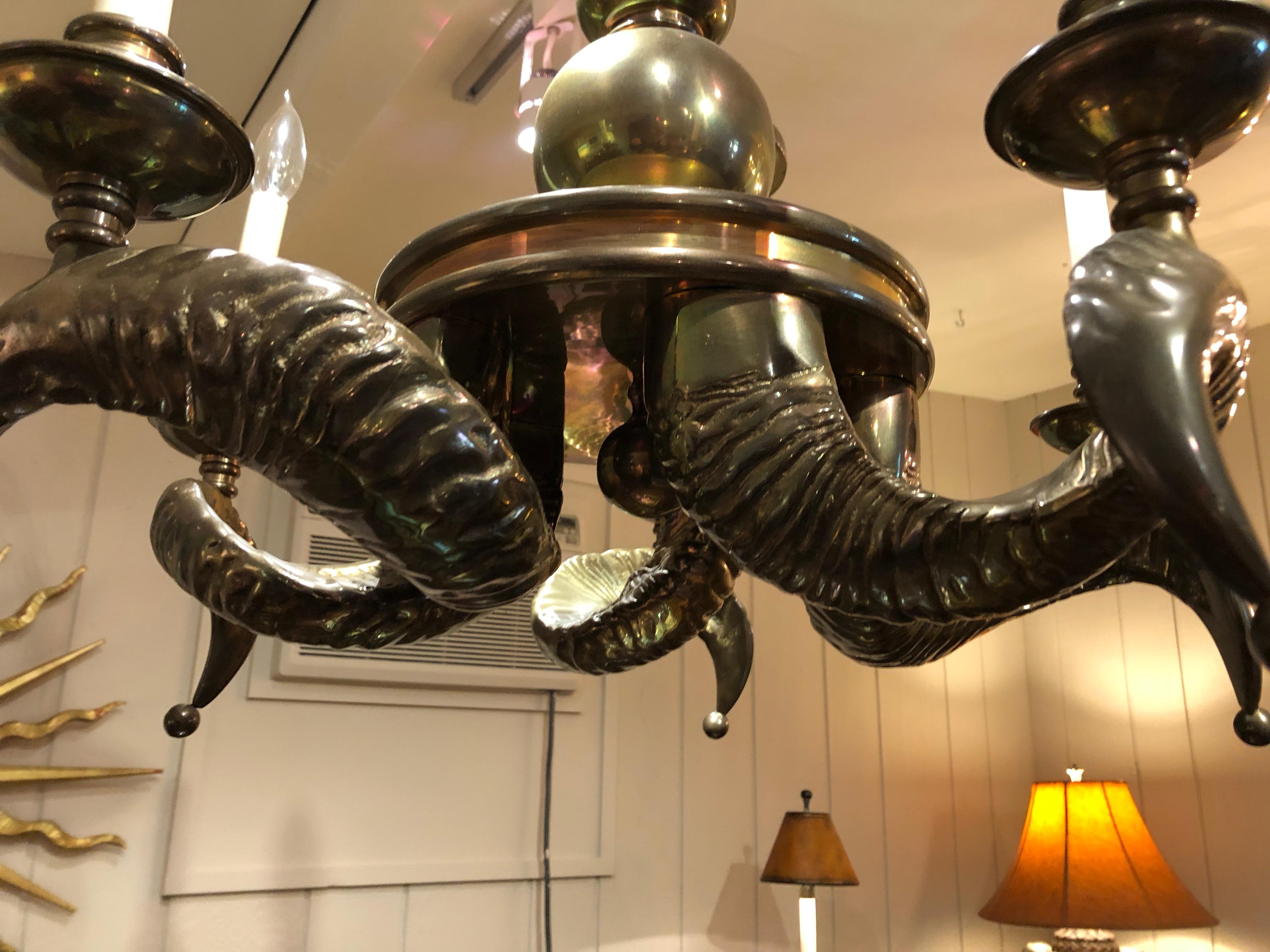 Ram Horn Motiffe-Kronleuchter aus massivem Messing, klobig im Angebot 3