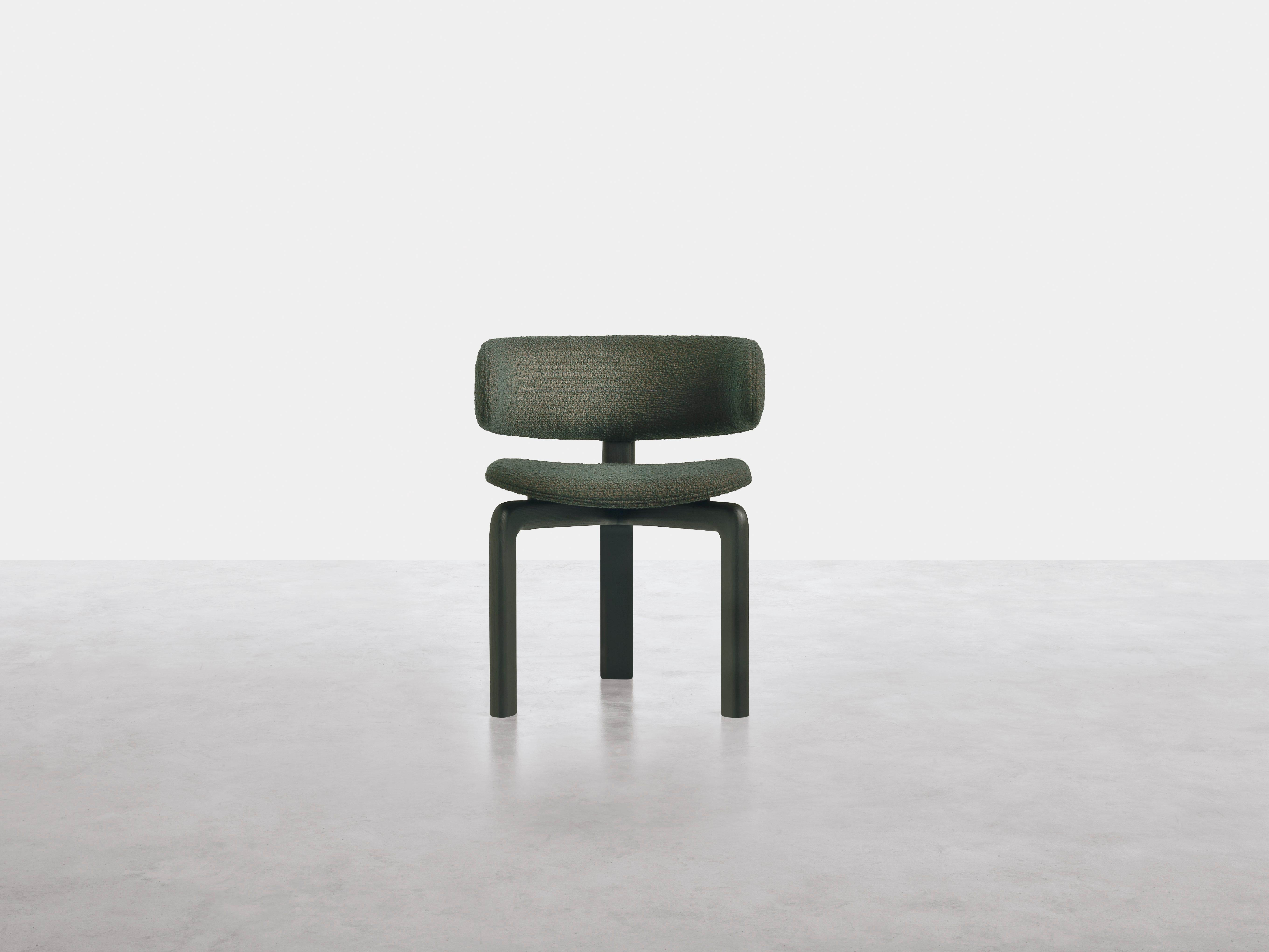 Sedia Hunt di Somaschini
Dimensioni: L. 57 x P. 54 x H. 72 cm
Materiali: Struttura in legno massiccio di Wood con finitura nera opaca. Seduta e schienale in compensato curvato e imbottito con schiuma di poliuretano. Pre-upholstery in polyester