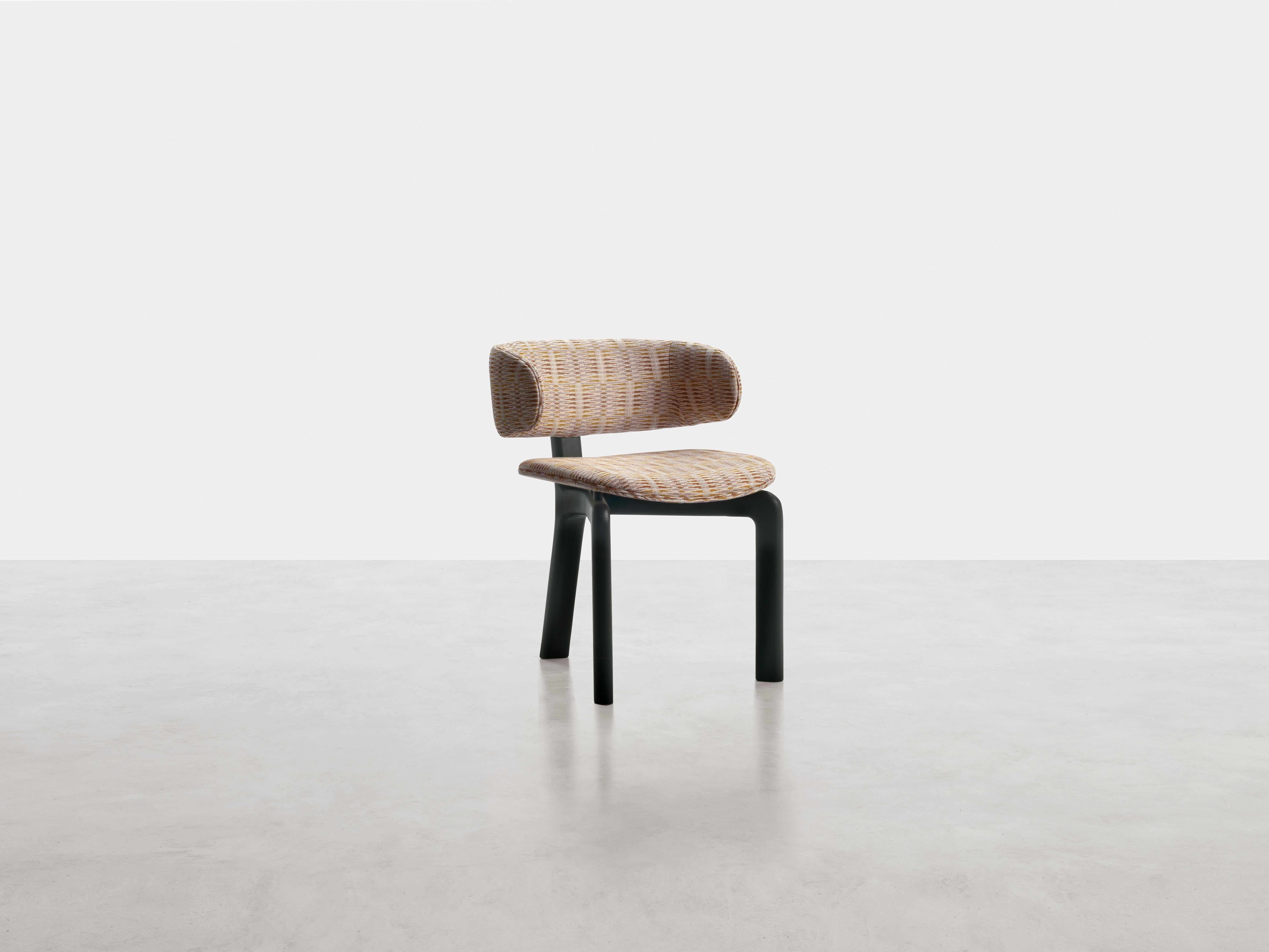 Sedia Hunt di Somaschini
Dimensioni: L. 57 x P. 54 x H. 72 cm
Materiali: Struttura in legno massiccio di Wood con finitura nera opaca. Seduta e schienale in compensato curvato e imbottito con schiuma di poliuretano. Pre-upholstery in polyester