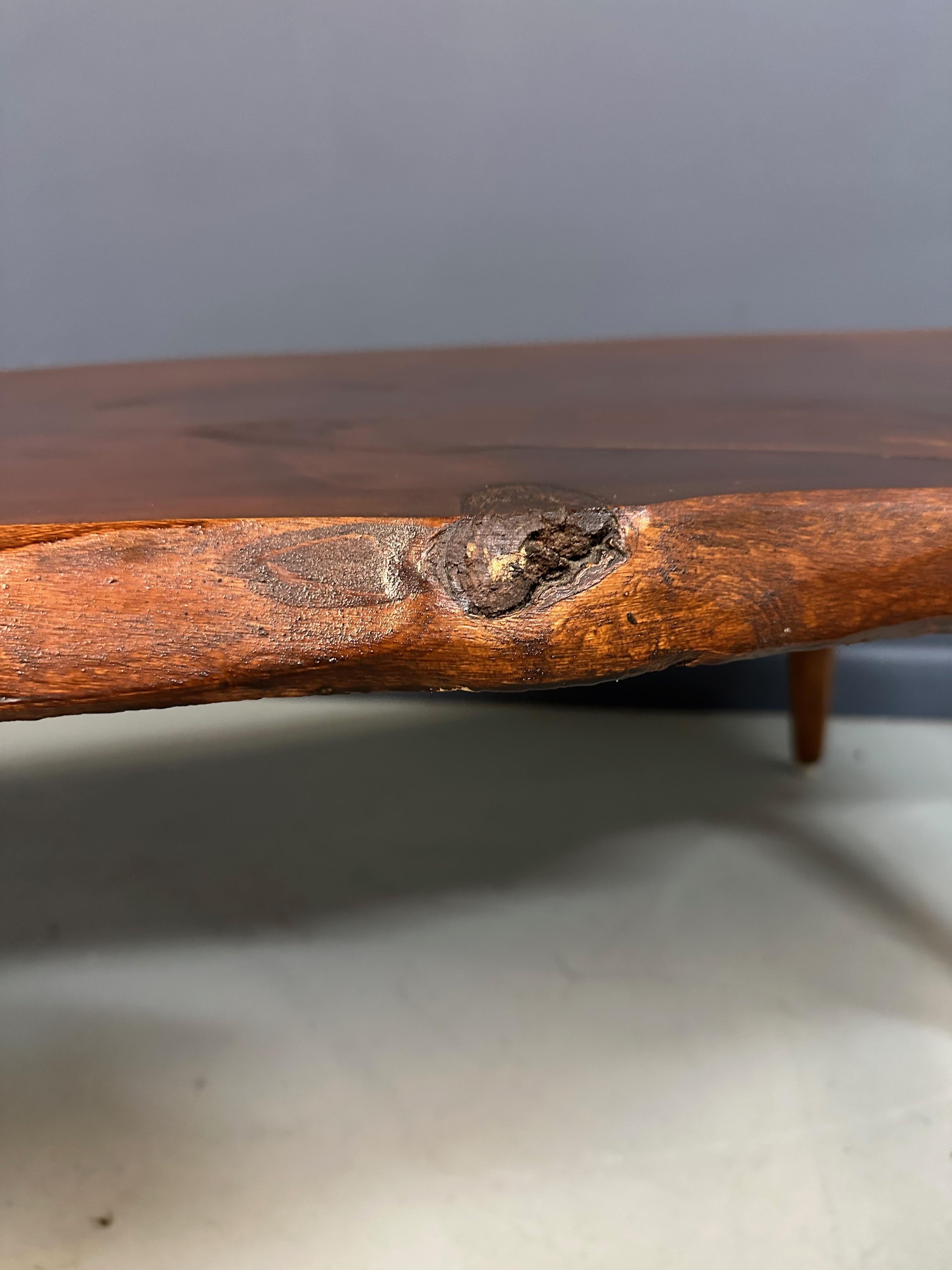 Hunt Country Furniture Table basse en pin à bord libre en vente 4
