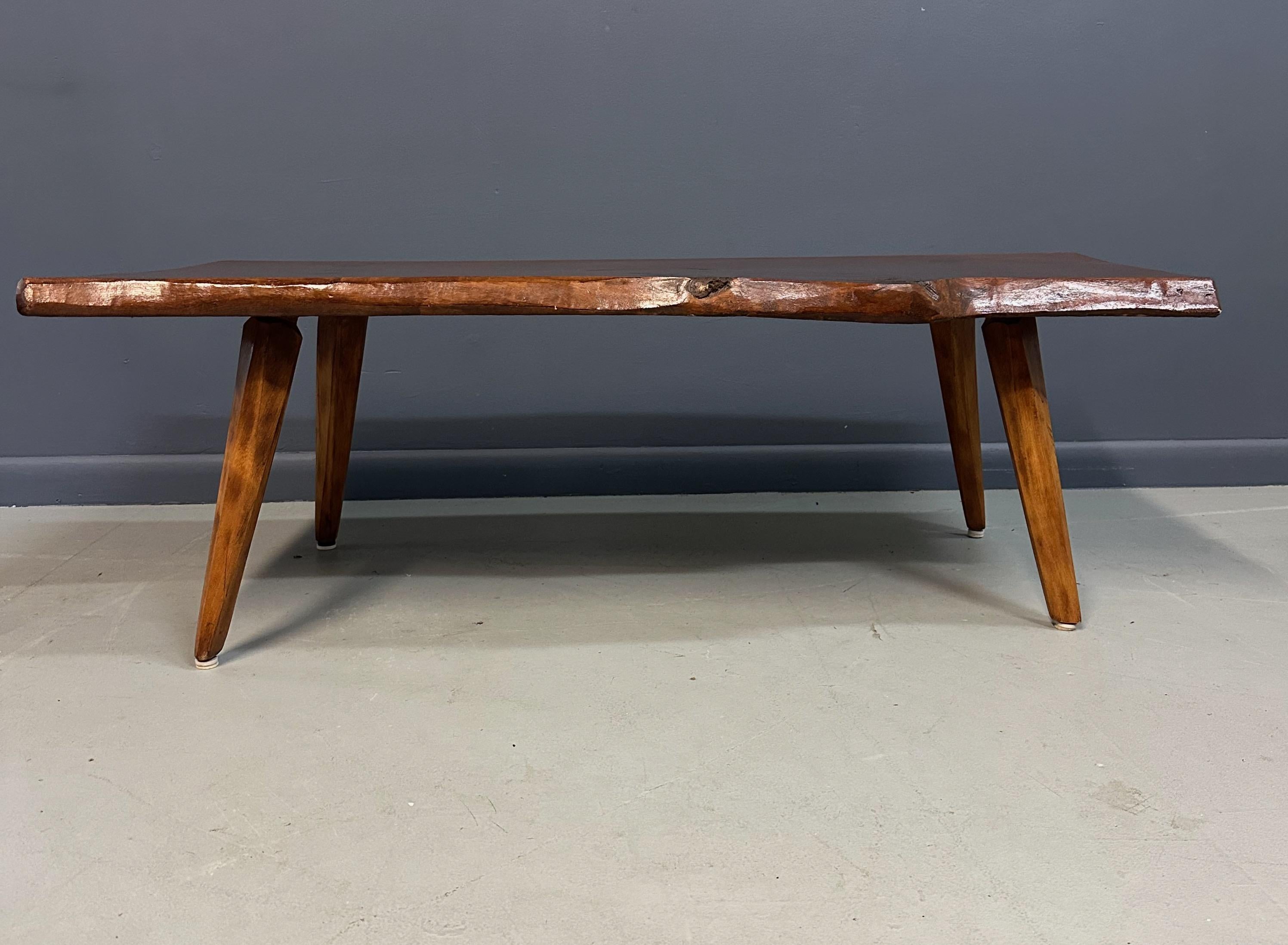 Fabriquée avec une attention méticuleuse aux détails, cette table basse en pin à bords libres de Hunt Country Furniture met en valeur la beauté naturelle du pin avec son design distinctif à bords libres. La silhouette organique préserve le caractère