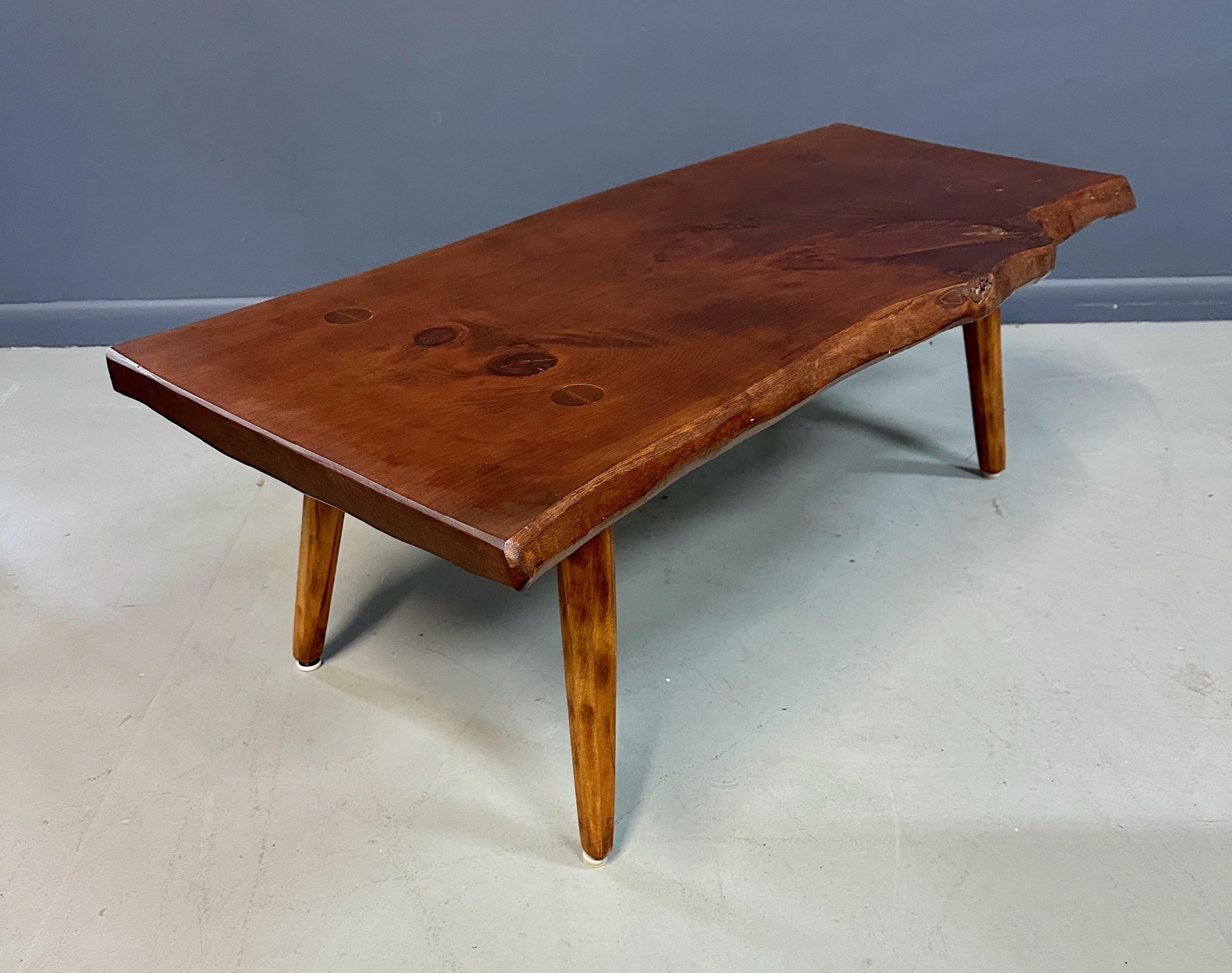 Nord-américain Hunt Country Furniture Table basse en pin à bord libre en vente