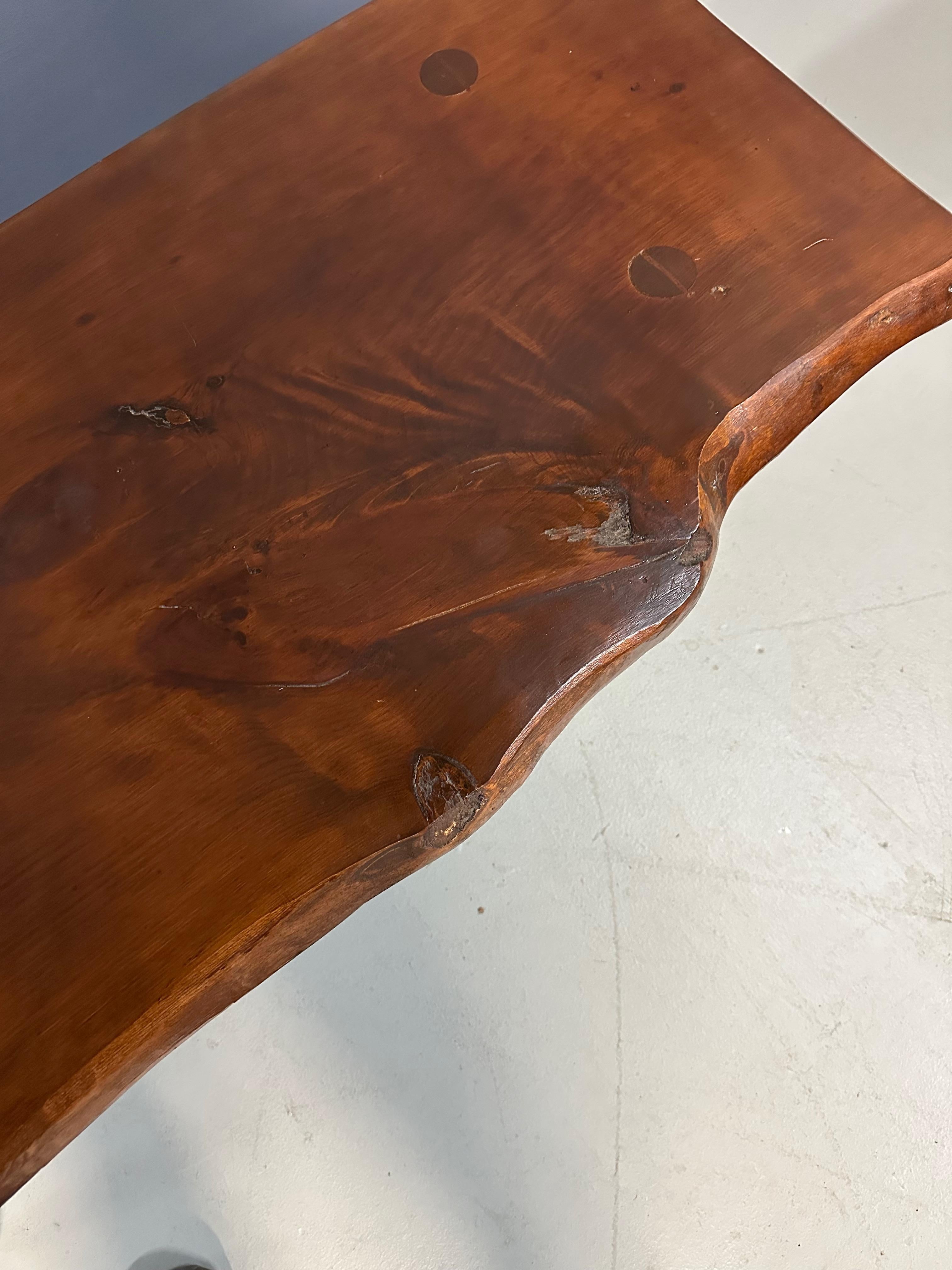 Hunt Country Furniture Table basse en pin à bord libre Bon état - En vente à Philadelphia, PA