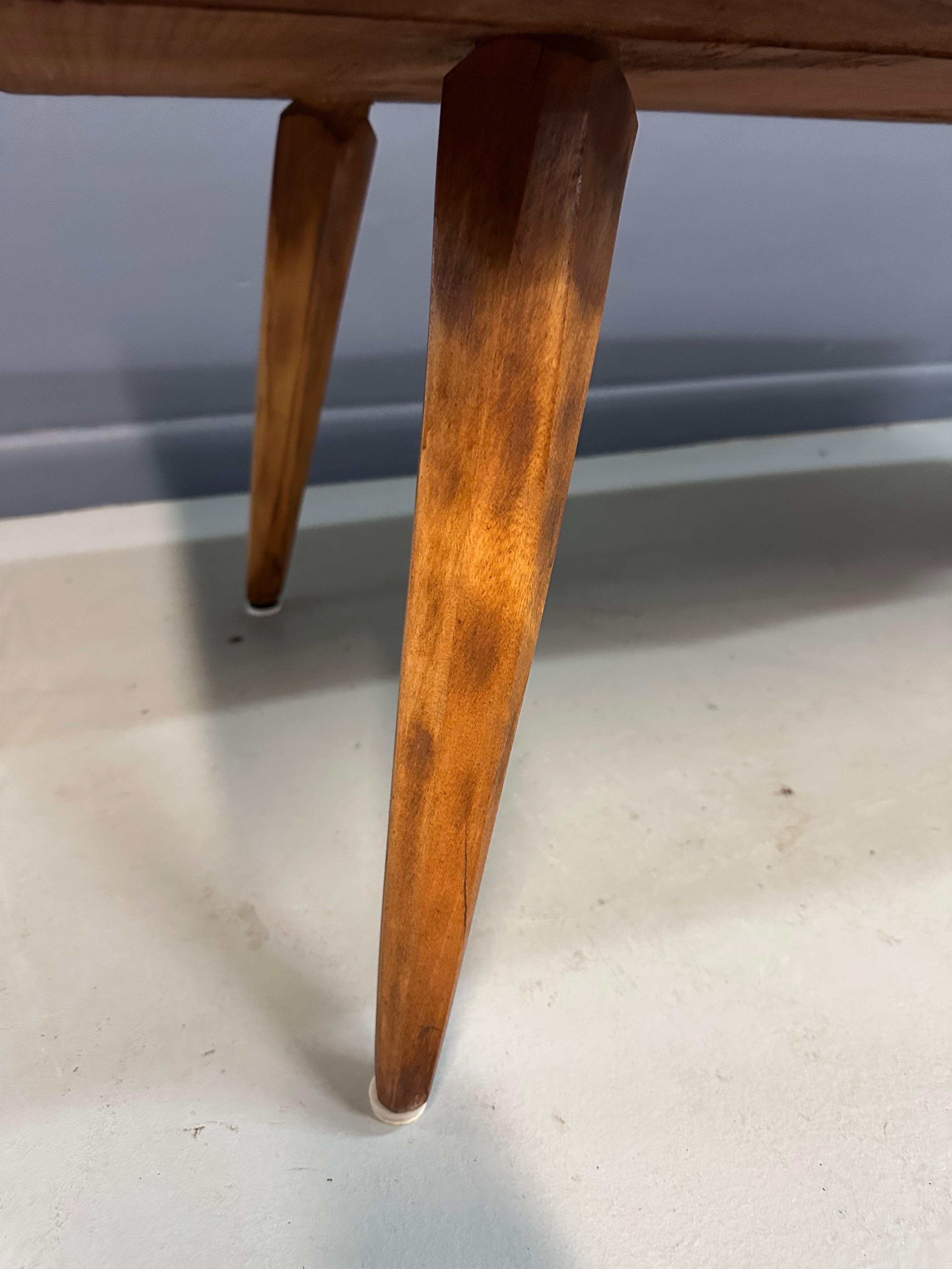 Pin Hunt Country Furniture Table basse en pin à bord libre en vente