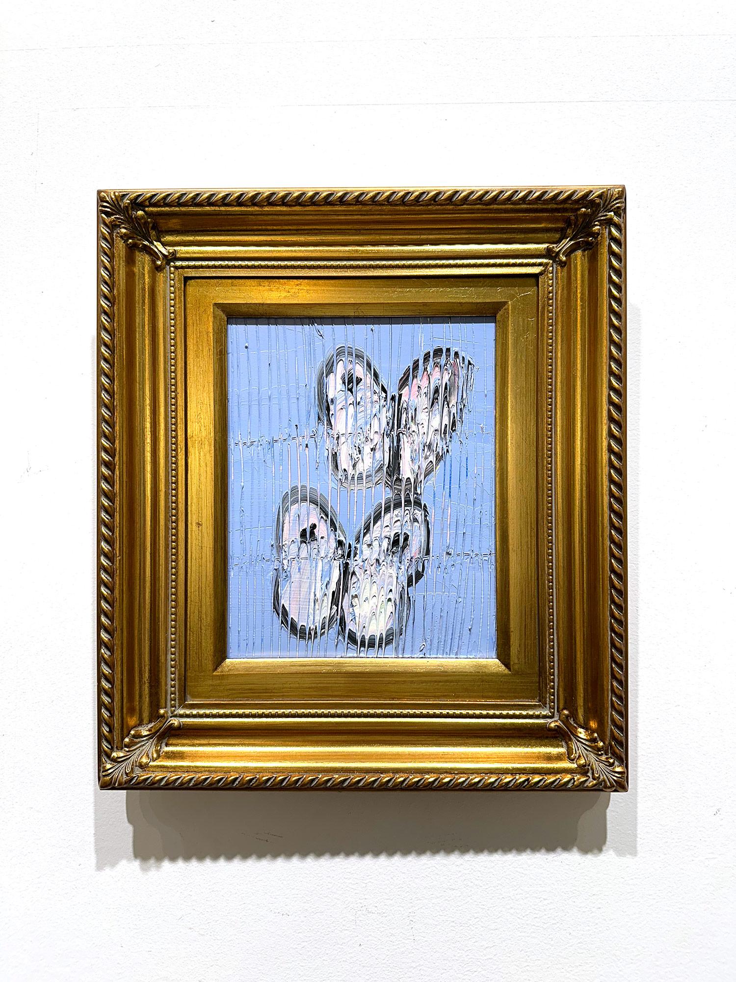 „Air Fare“ Weiße Schmetterlinge auf Periwinkle-Blauem Hintergrund mit Wandleuchterrahmen, gerahmt im Angebot 9