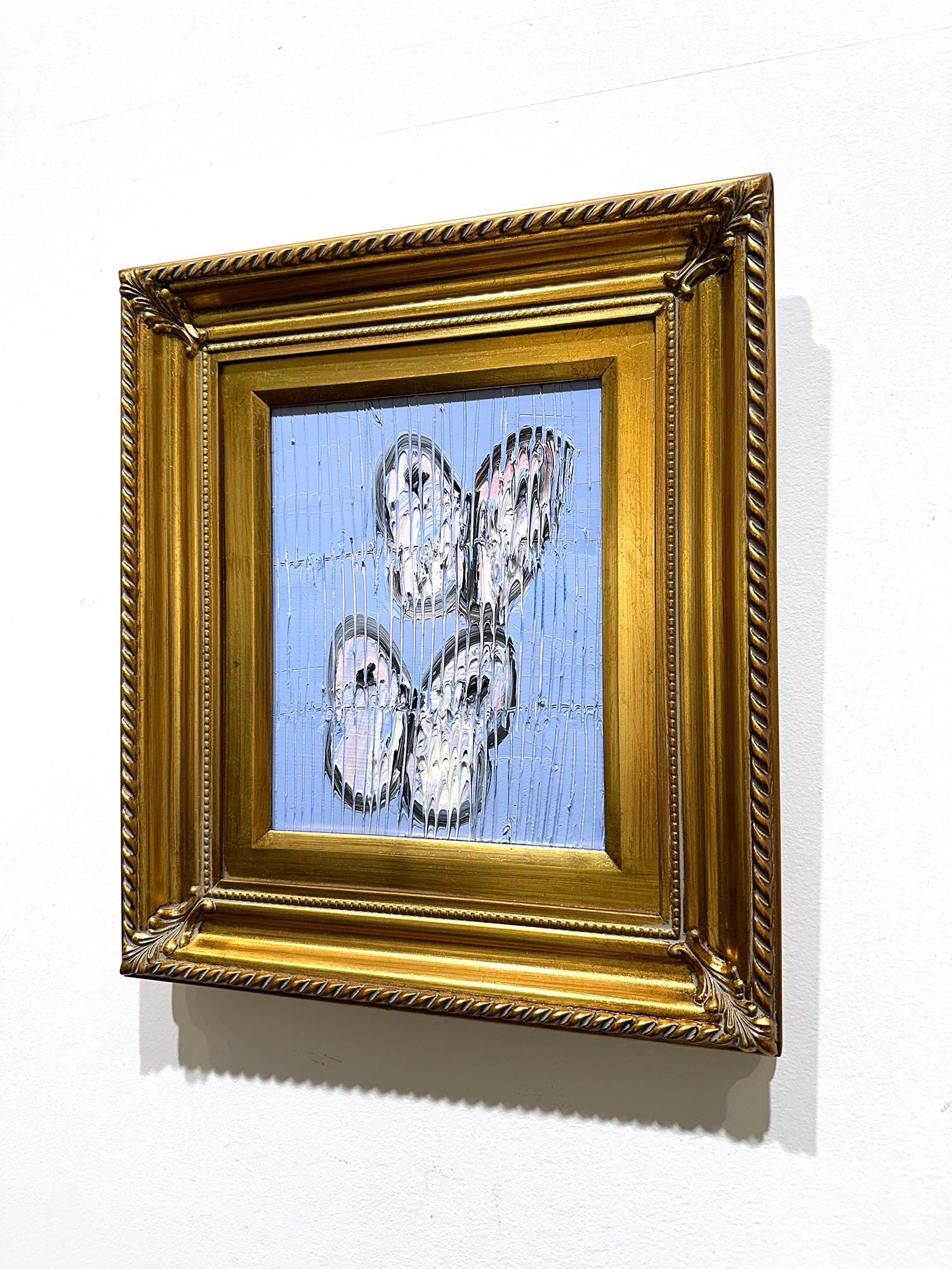 „Air Fare“ Weiße Schmetterlinge auf Periwinkle-Blauem Hintergrund mit Wandleuchterrahmen, gerahmt im Angebot 10