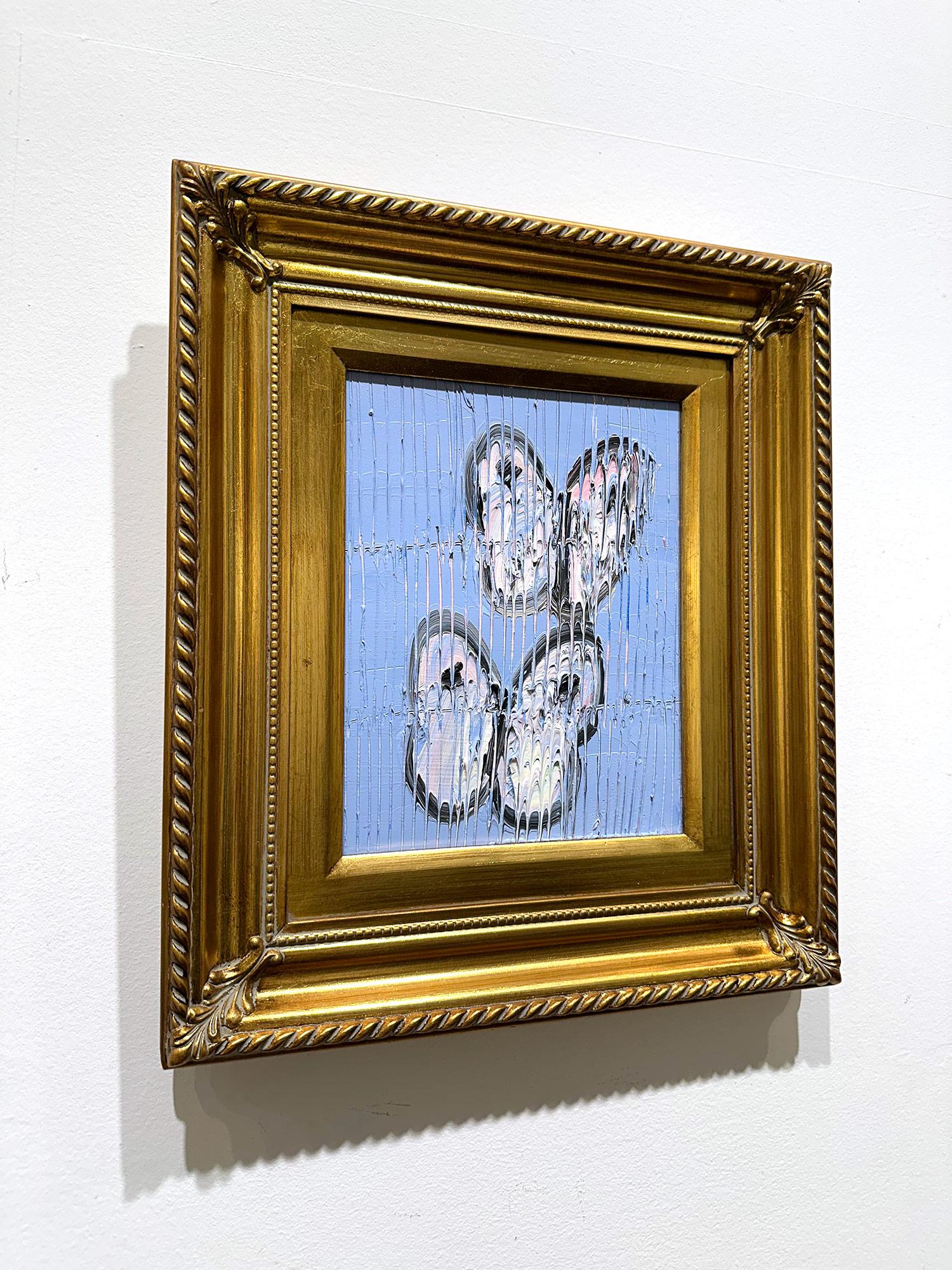 „Air Fare“ Weiße Schmetterlinge auf Periwinkle-Blauem Hintergrund mit Wandleuchterrahmen, gerahmt im Angebot 11