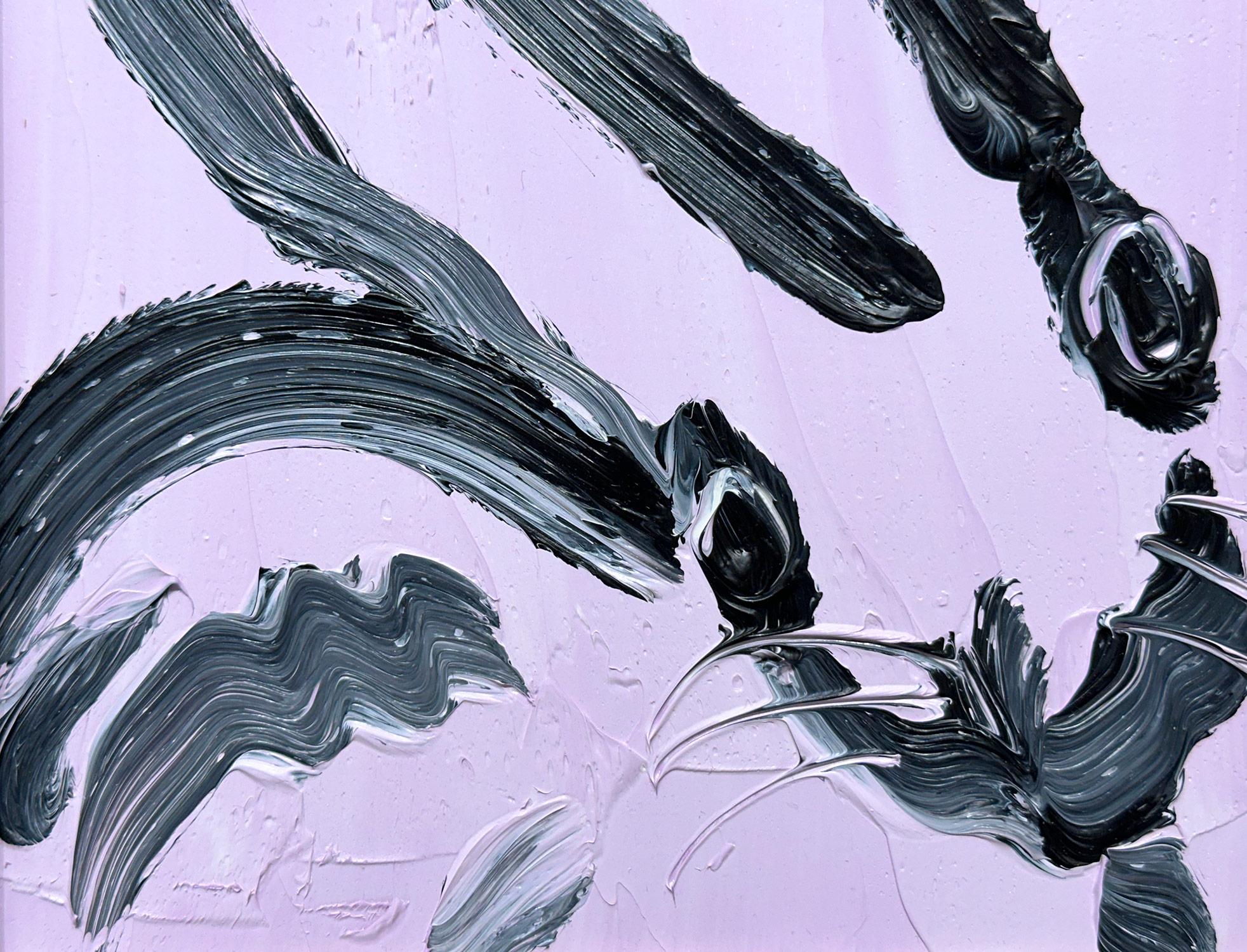 Eine wunderbare Komposition eines der ikonischsten Themen von Slonem, nämlich Hasen. Diese Arbeit zeigt eine gestische Figur eines schwarzen Hasen auf einem hellen lavendelfarbenen Hintergrund mit dickem Farbauftrag. Es ist in einem wunderschönen