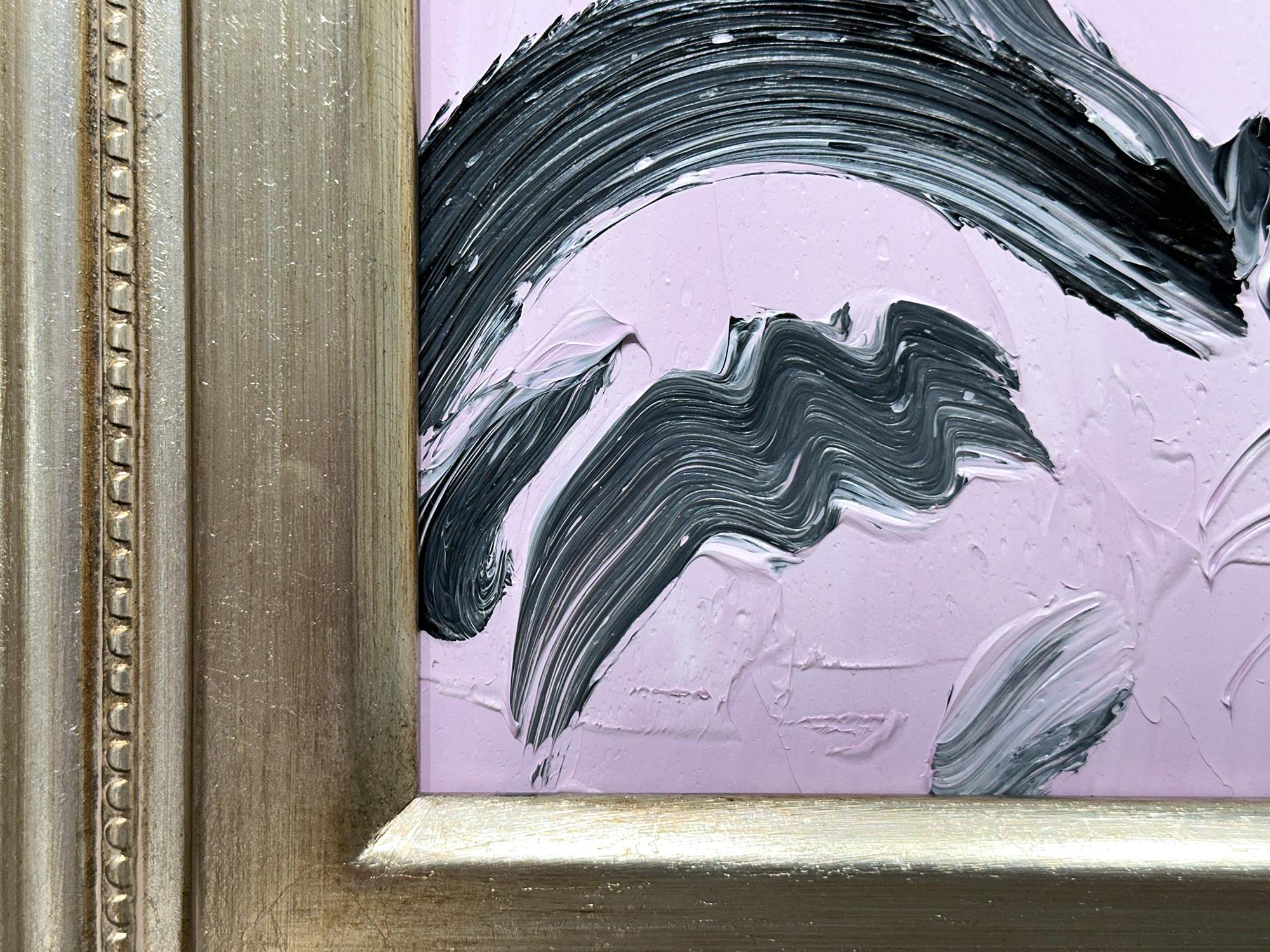 „Benson“ Schwarzer Hase auf hellem, lavendelfarbenem Hintergrund, Ölgemälde auf Holzplatte im Angebot 3