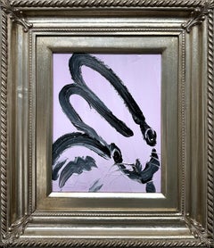 „Benson“ Schwarzer Hase auf hellem, lavendelfarbenem Hintergrund, Ölgemälde auf Holzplatte