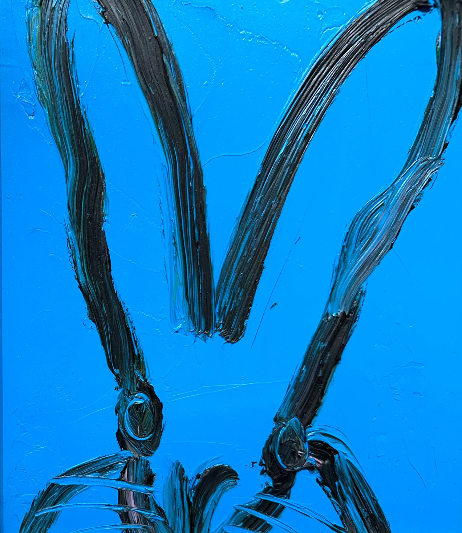 Eine wunderbare Komposition eines der ikonischsten Themen von Slonem, nämlich Hasen. Dieses Werk zeigt eine gestische Figur eines schwarzen Hasen auf einem französisch-blauen Hintergrund mit dickem Farbauftrag. Es ist in einem wunderschönen
