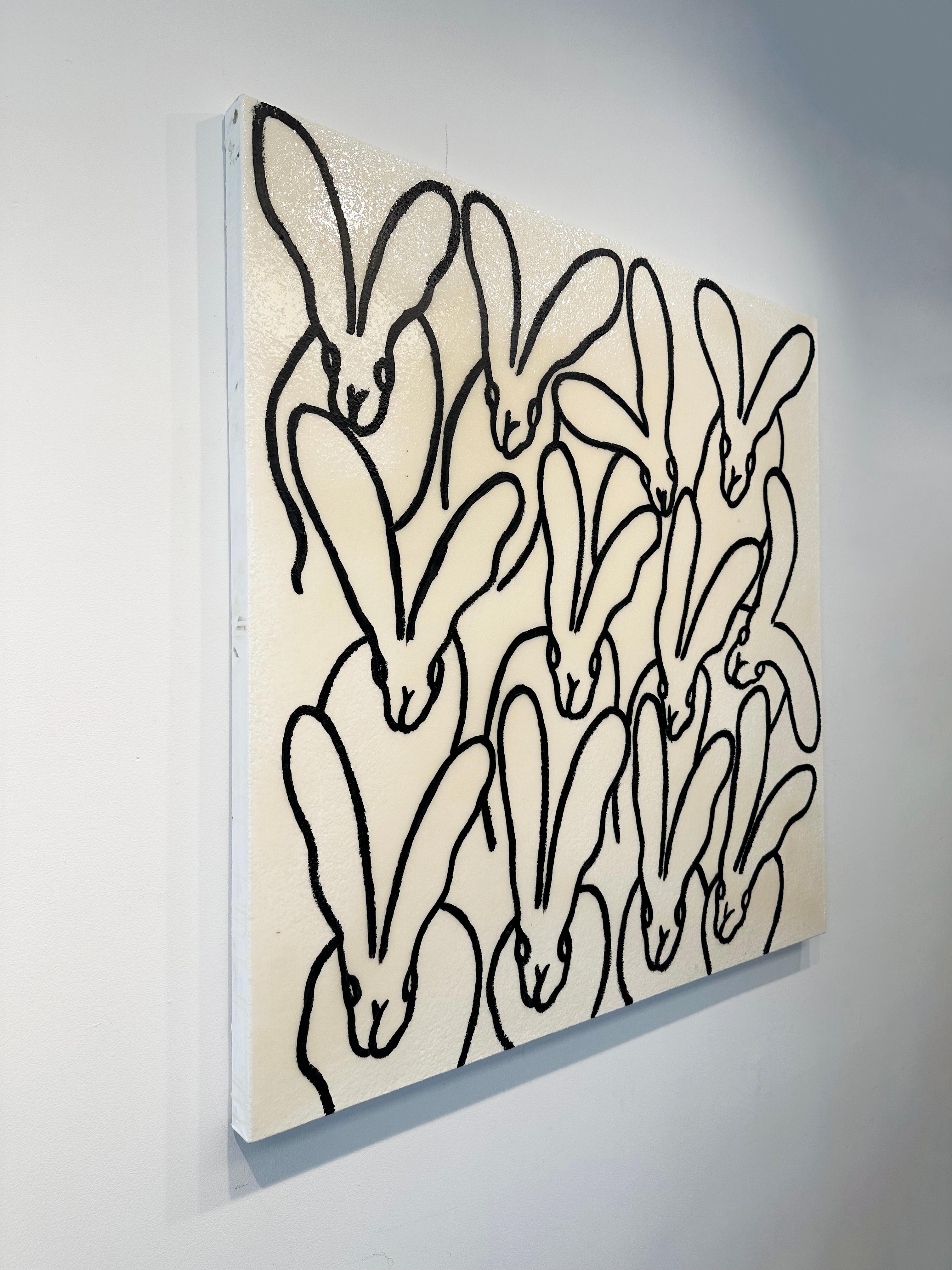 Schwarz-weiße Hasenmalerei 'White Diamond Dust (Hutch) (Beige), Animal Painting, von Hunt Slonem