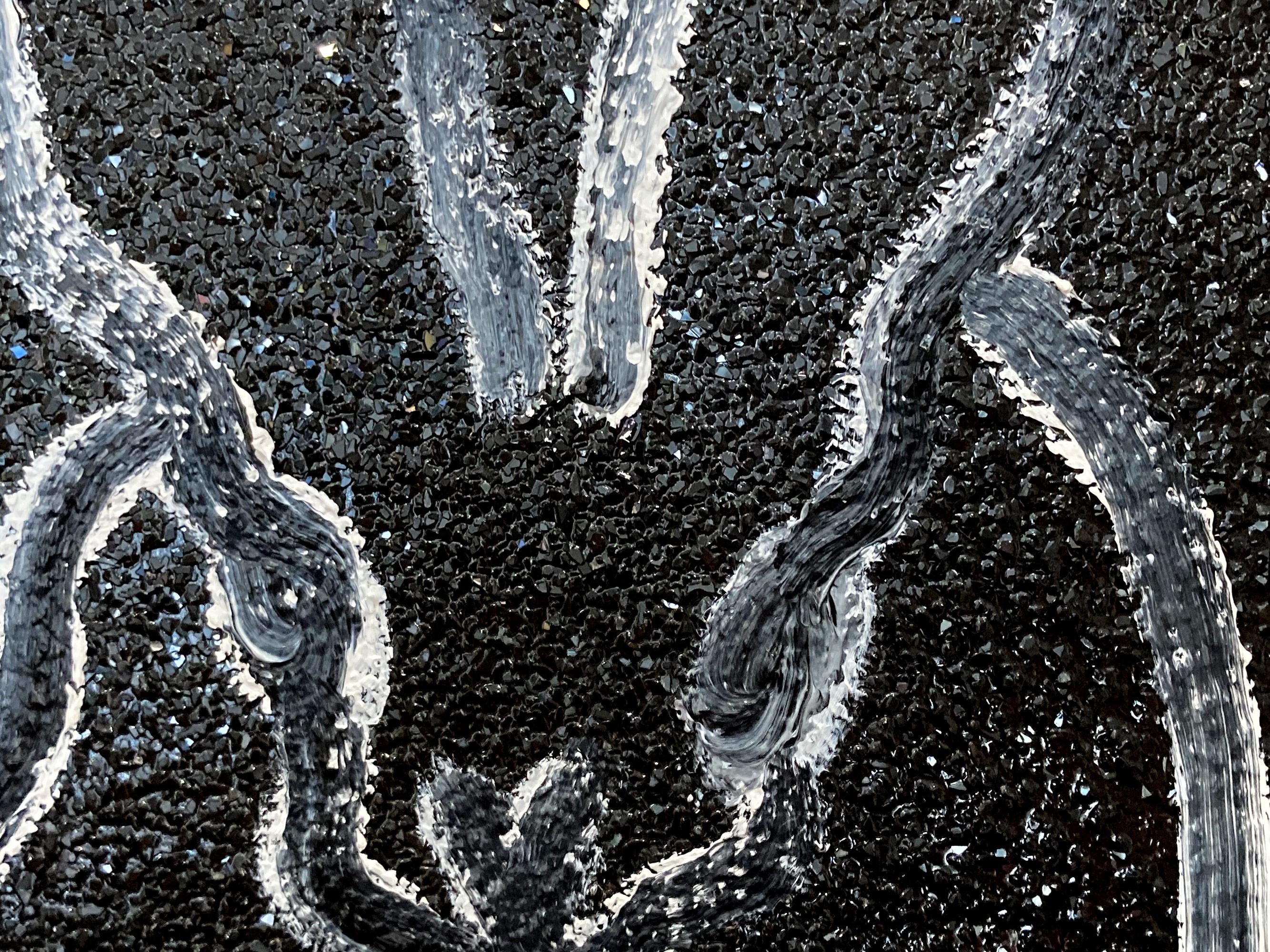 Eine wunderbare Komposition eines der ikonischsten Themen von Slonem, nämlich Hasen. Dieses Werk stellt eine gestische Figur eines weißen Hasen auf schwarzem Hintergrund mit dicker weißer Farbe dar und umhüllt das Werk dann mit Diamantstaub, was ihm