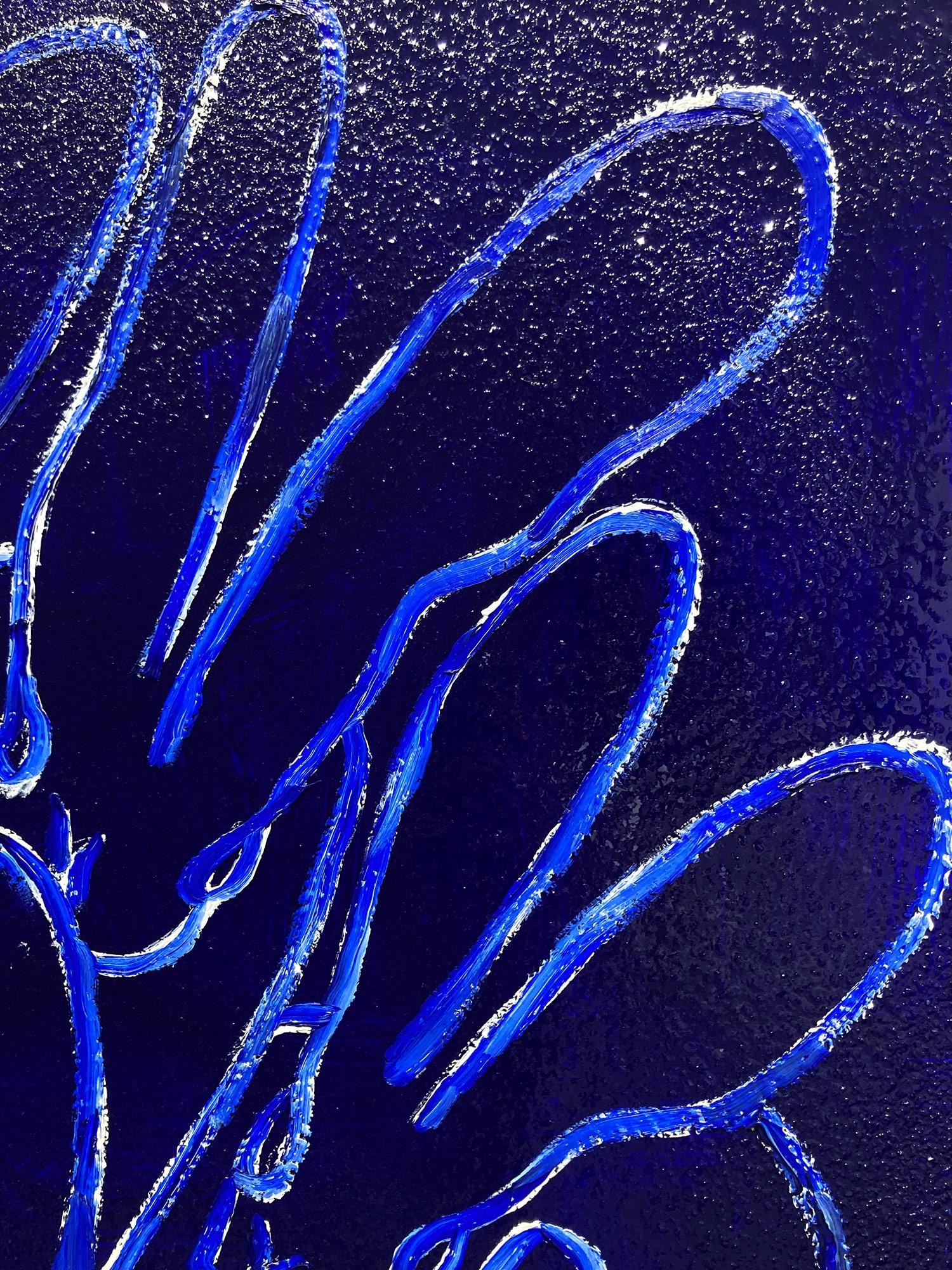 Eine wunderbare Komposition eines der ikonischsten Themen von Slonem, nämlich Hasen. Dieses Werk zeigt gestische Figuren weißer Hasen auf einem Ultramarinblauen Hintergrund mit dickem Farbauftrag und Diamantstaub. Inspiriert von der Natur und einer