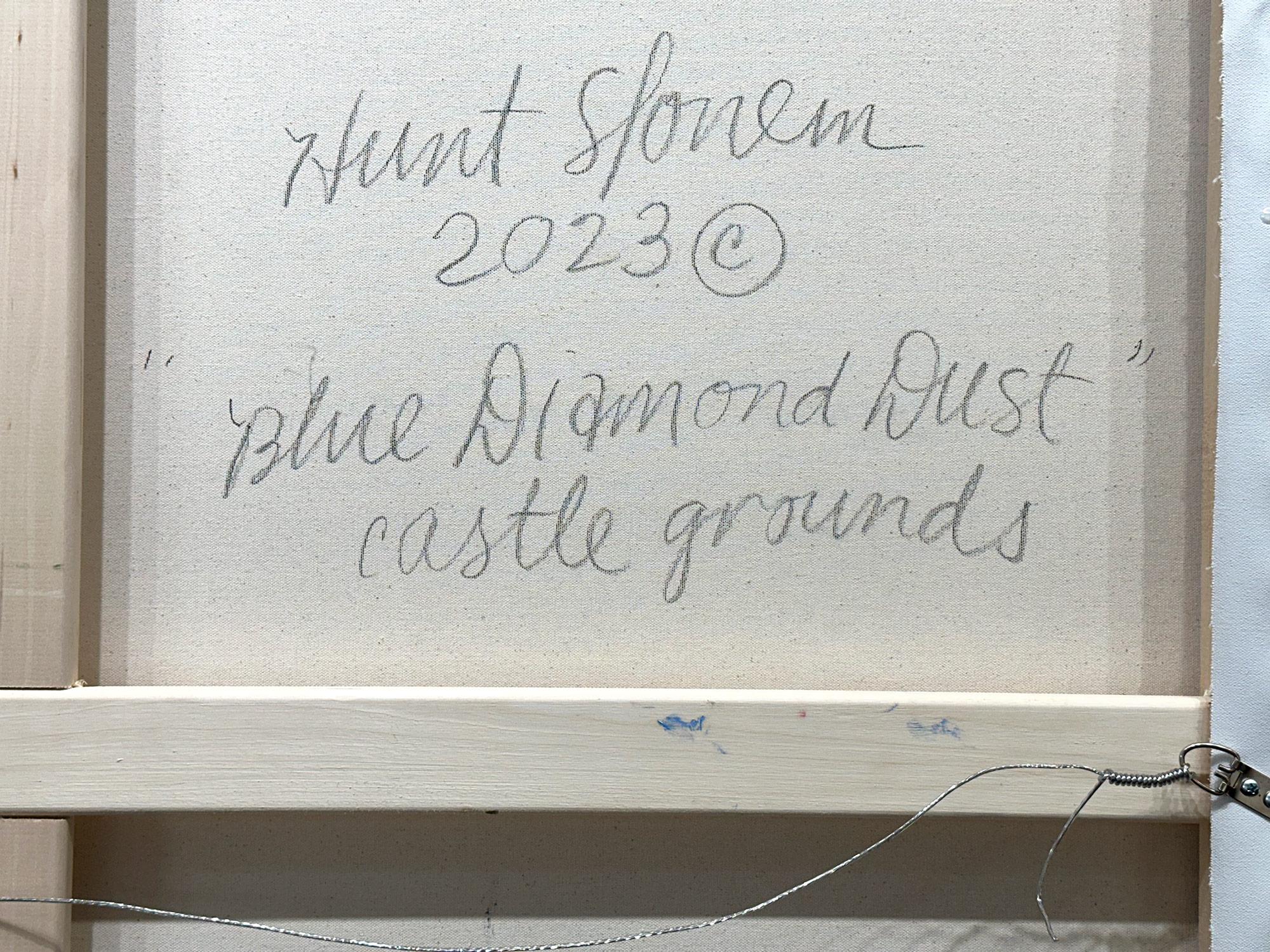 „Blue Diamond Dust Castle Grounds“ Weiße Hasen auf blauem Diamantstaubgemälde im Angebot 10
